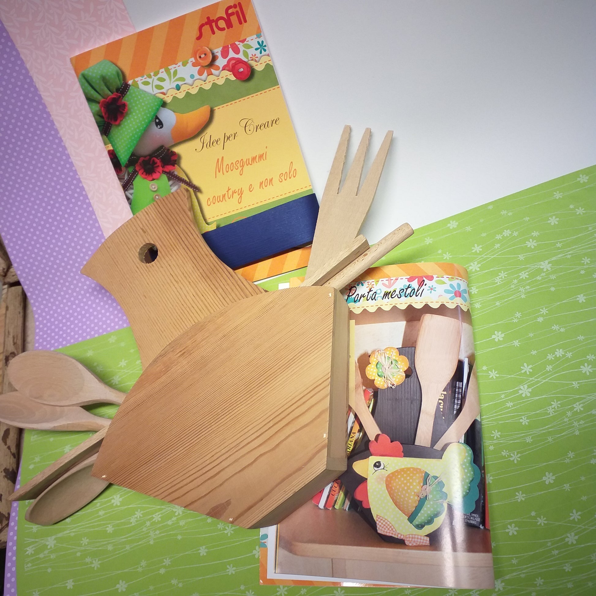 Idee per creare Moosgummi country e non solo Stafil cartamodelli schemi spiegazioni tutorial fotografici kit fommy gomma crepla stampata fantasia tinta unita creare in cucina porta mestoli legno