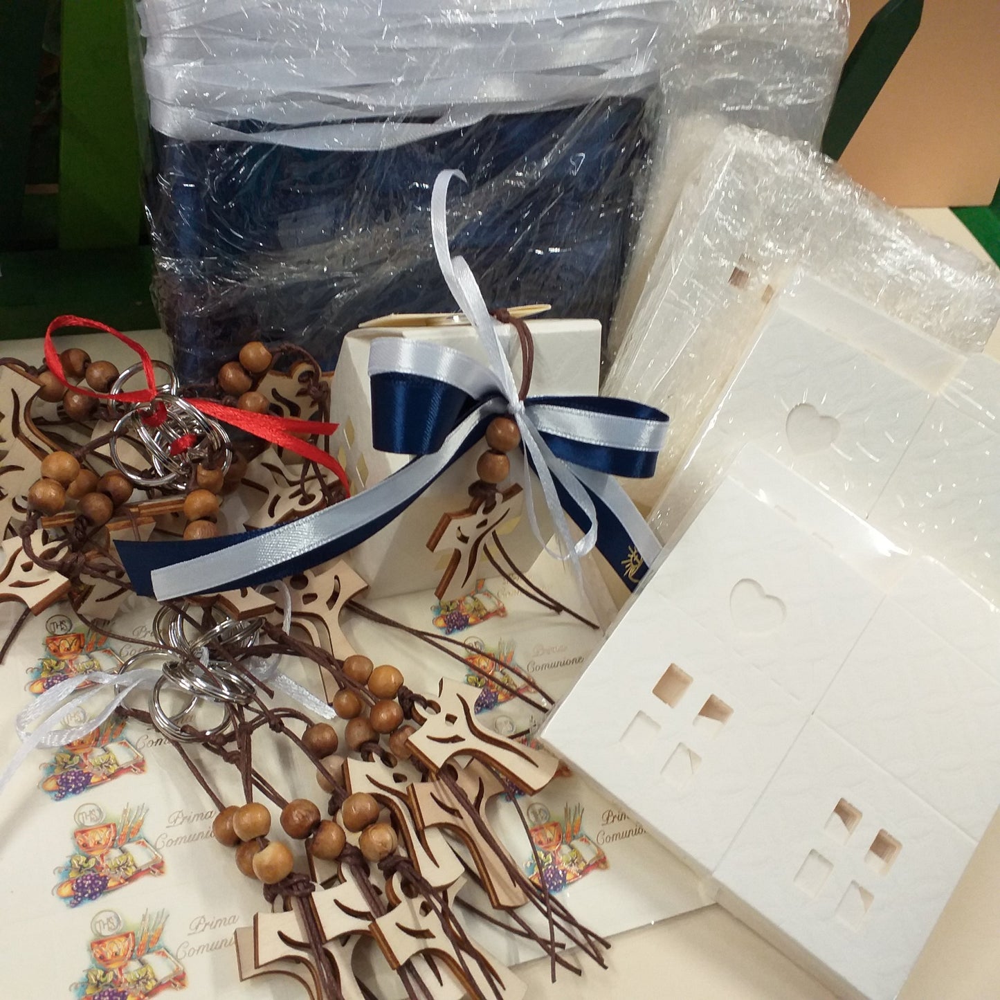 simboli Prima Comunione kit fai da te casetta cartoncino scatolina bomboniera con portachiavi Croce tau legno francescana cordino perline confezionamento da se' di confetti con nastri bianchi e blu bigliettini