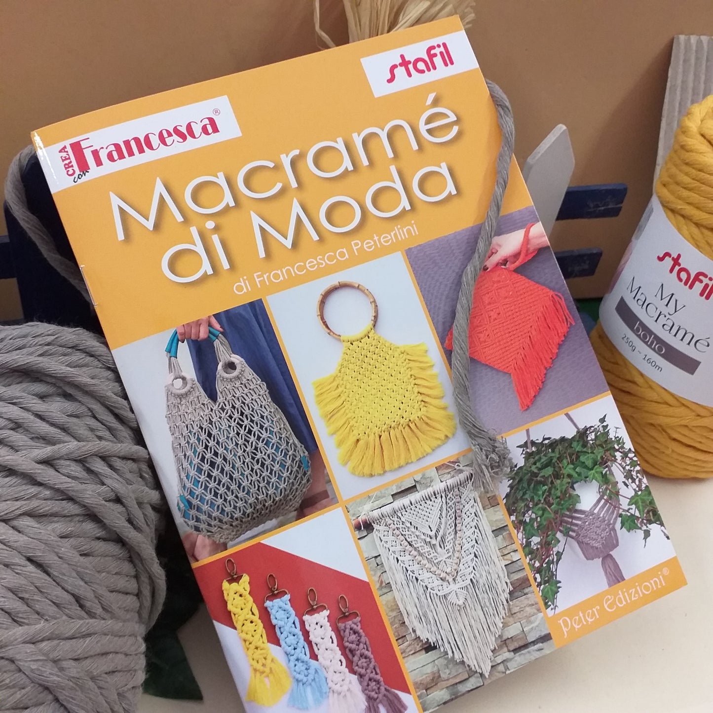 copertina kit manuale macramè nodi corda schemi per borsa rete shopping gialla frange arazzo parete portapianta portachiavi intrecci cordoncino accessori manici bambù