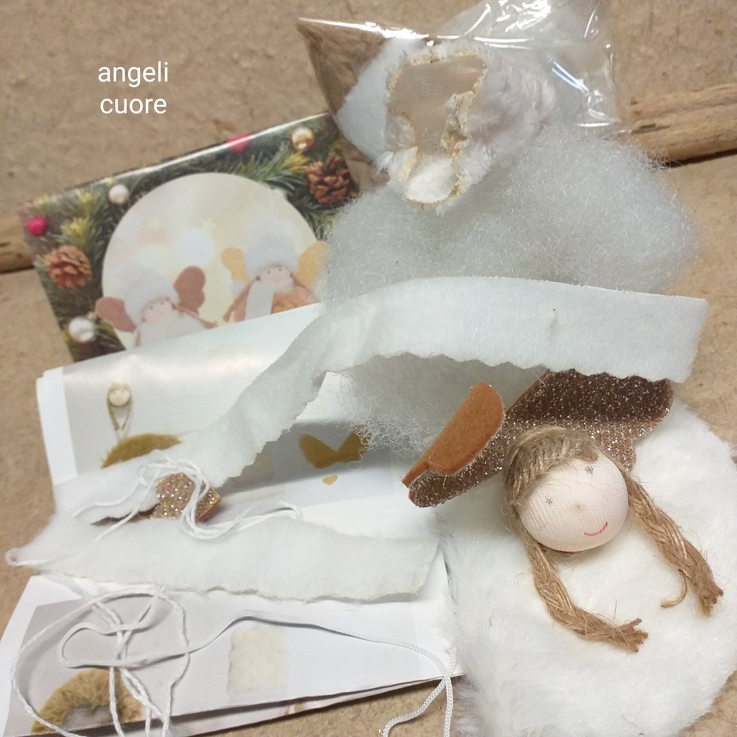 angeli cuore feltro tubolari peluche mani piedi cordoncini per braccia di Kit lavoretti creativi Natale occorrente materiali spiegazioni angioletti natalizi