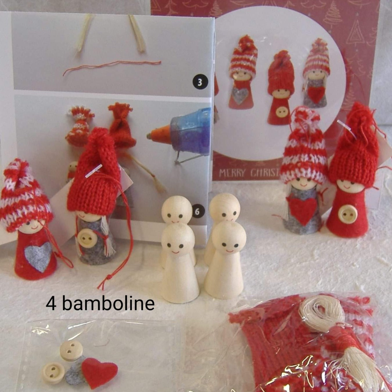 4 bamboline di pannolenci, Christmas set do it yourself | Kit lavoretti creativi feltro Natale bambole occorrente spiegazioni materiali creativi tubolari maglina cono legno testa disegnata bottoncini fustellati filo imbottitura tessuto