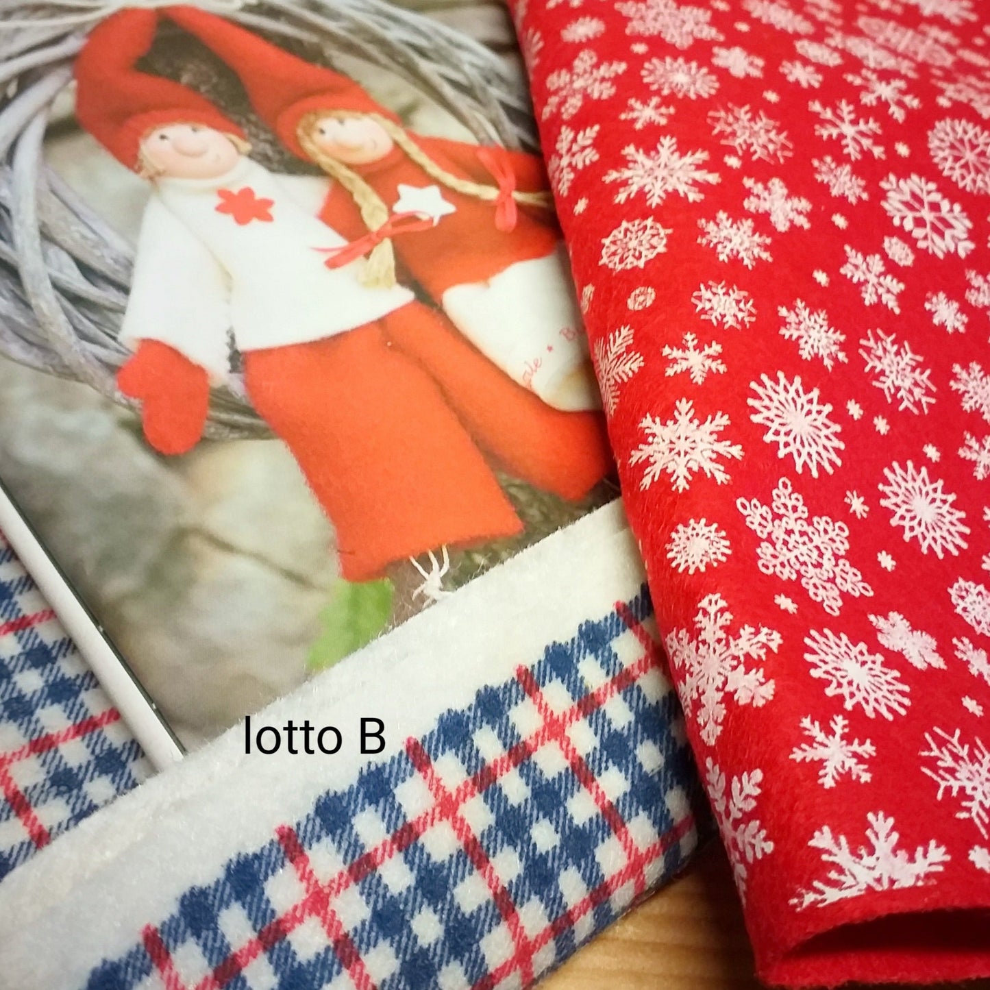 feltro lotto B kit pannolenci stampato natalizio fiocco di neve rosso tartan scozzese cartamodelli spiegazioni libretto-manuale lavoretti di Natale ghirlanda gnomi folletti fuoriporta decorazioni addobbi da appendere