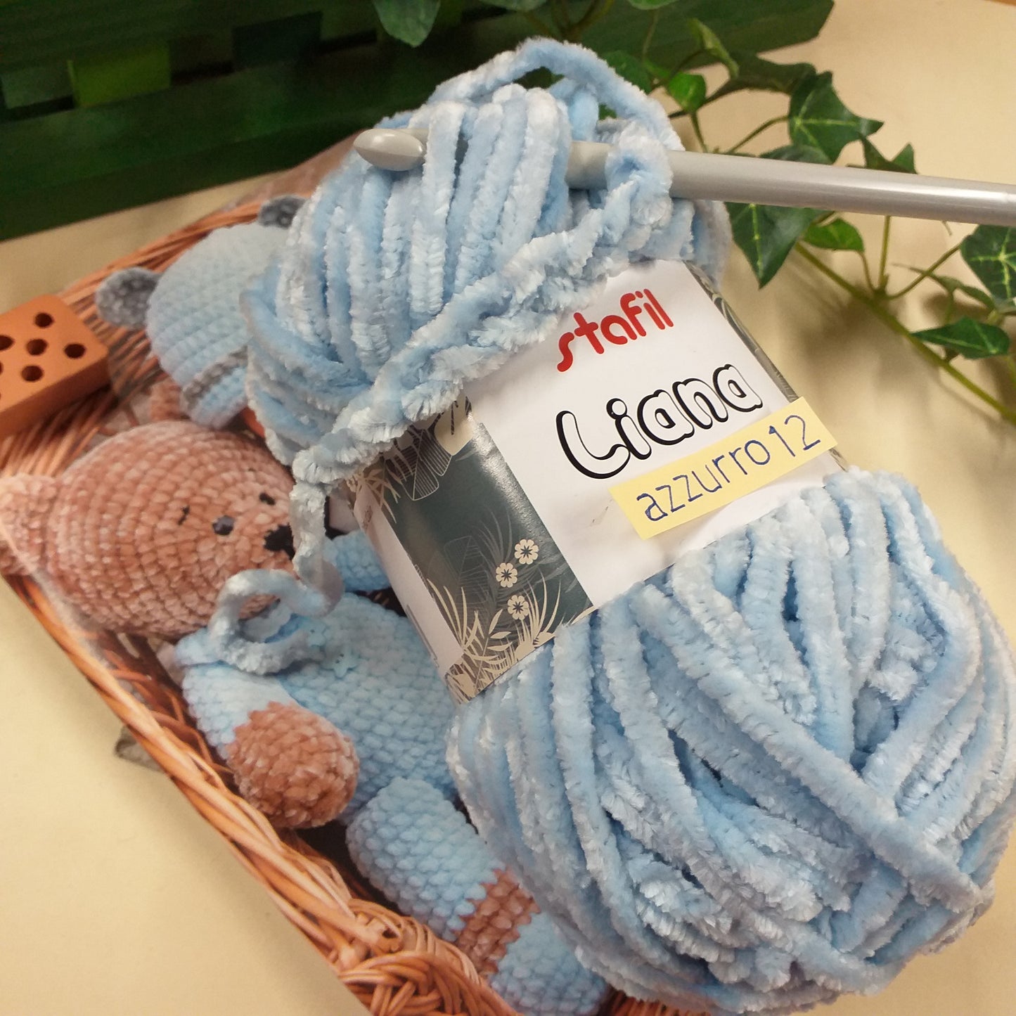 colore azzurro filato per lavori a maglia ciniglia lana Stafil Liana gomitolo 100 g 65 metri per uncinetto pupazzo amigurumi corredino copertina cuffia berretto scarpine bimbo maschietto neonato corredino