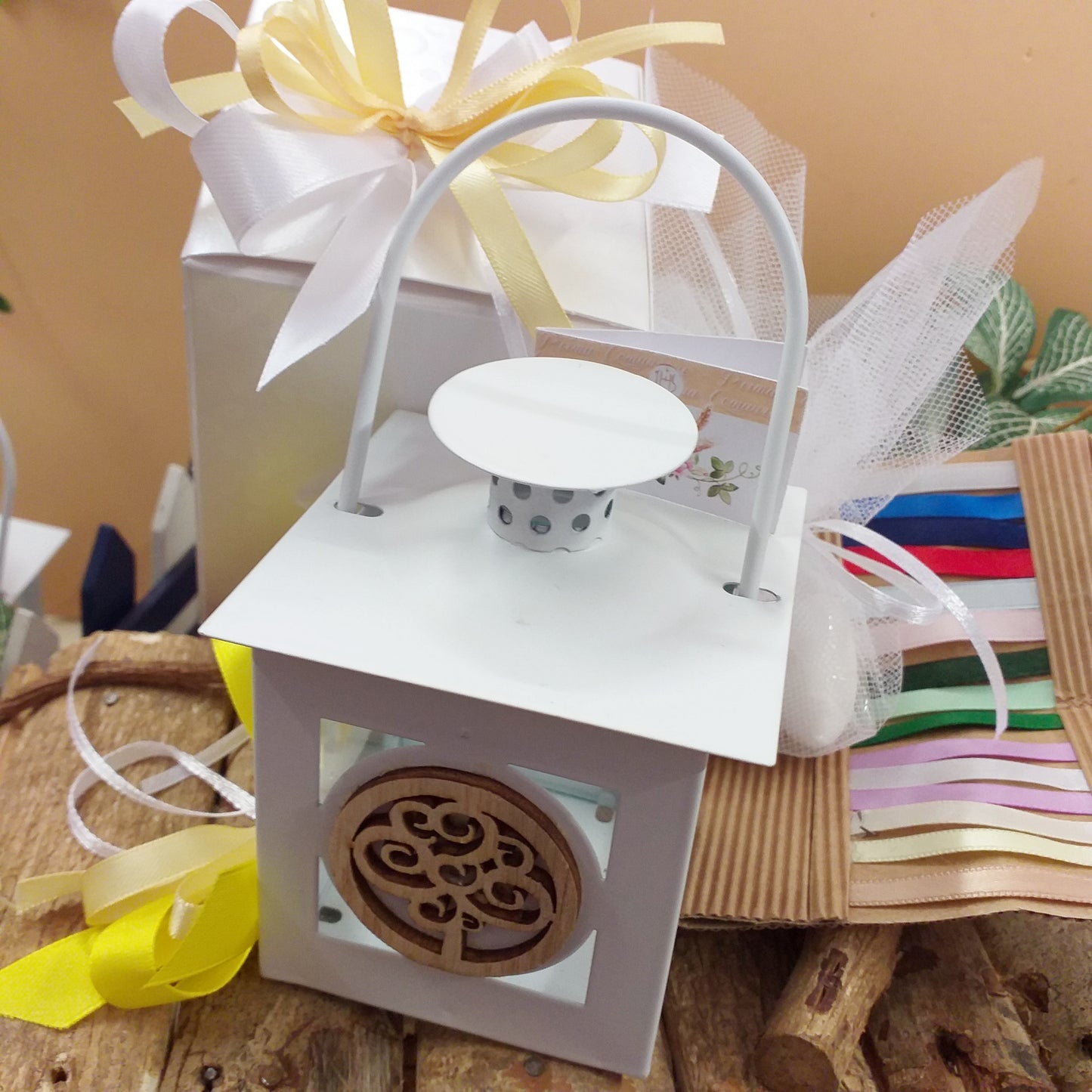 confezionata con colori lanterna bomboniera metallo legno albero della vita confezionamento oggetti Comunione Cresima Battesimo matrimonio confetti e scatola bianca nastro giallo