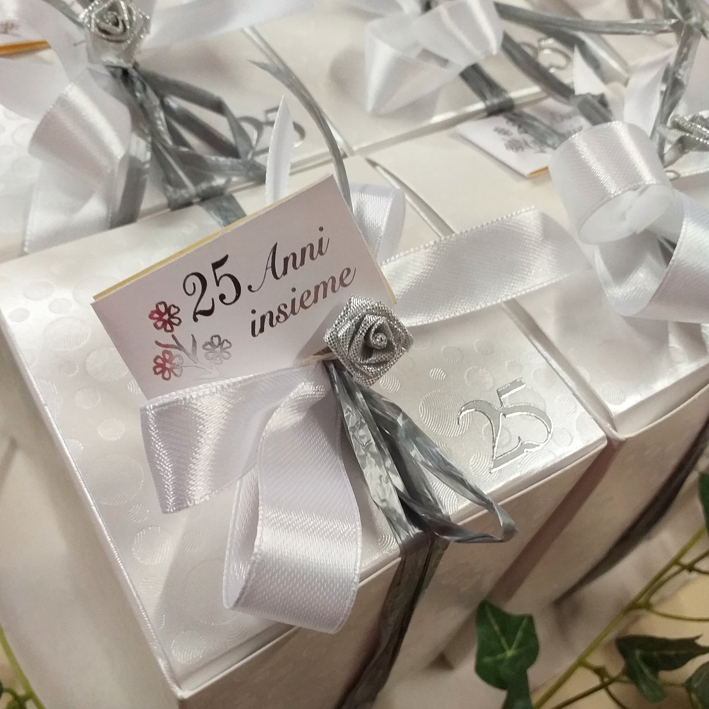 composizione o kit fai da te scatola bigliettino simboli lanterna bomboniera metallo bianco beige albero della vita legno confezionata confetti anniversario di matrimonio venticinquesimo cinquantesimo ricordino nozze argento