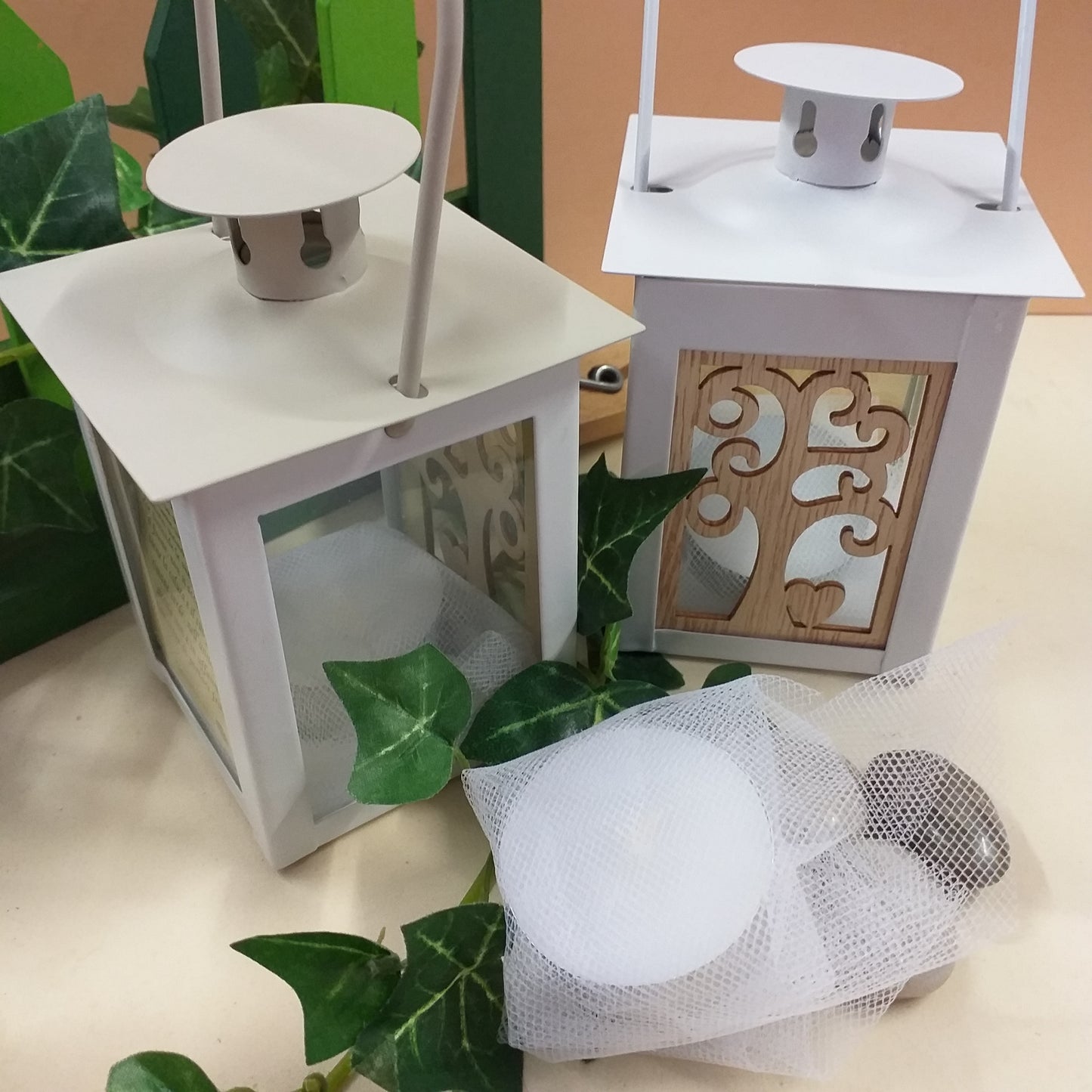 primo piano candelina tealight composizione o kit fai da te simboli lanterna bomboniera metallo bianco beige albero della vita legno confezionata confetti anniversario di matrimonio venticinquesimo cinquantesimo ricordino nozze argento