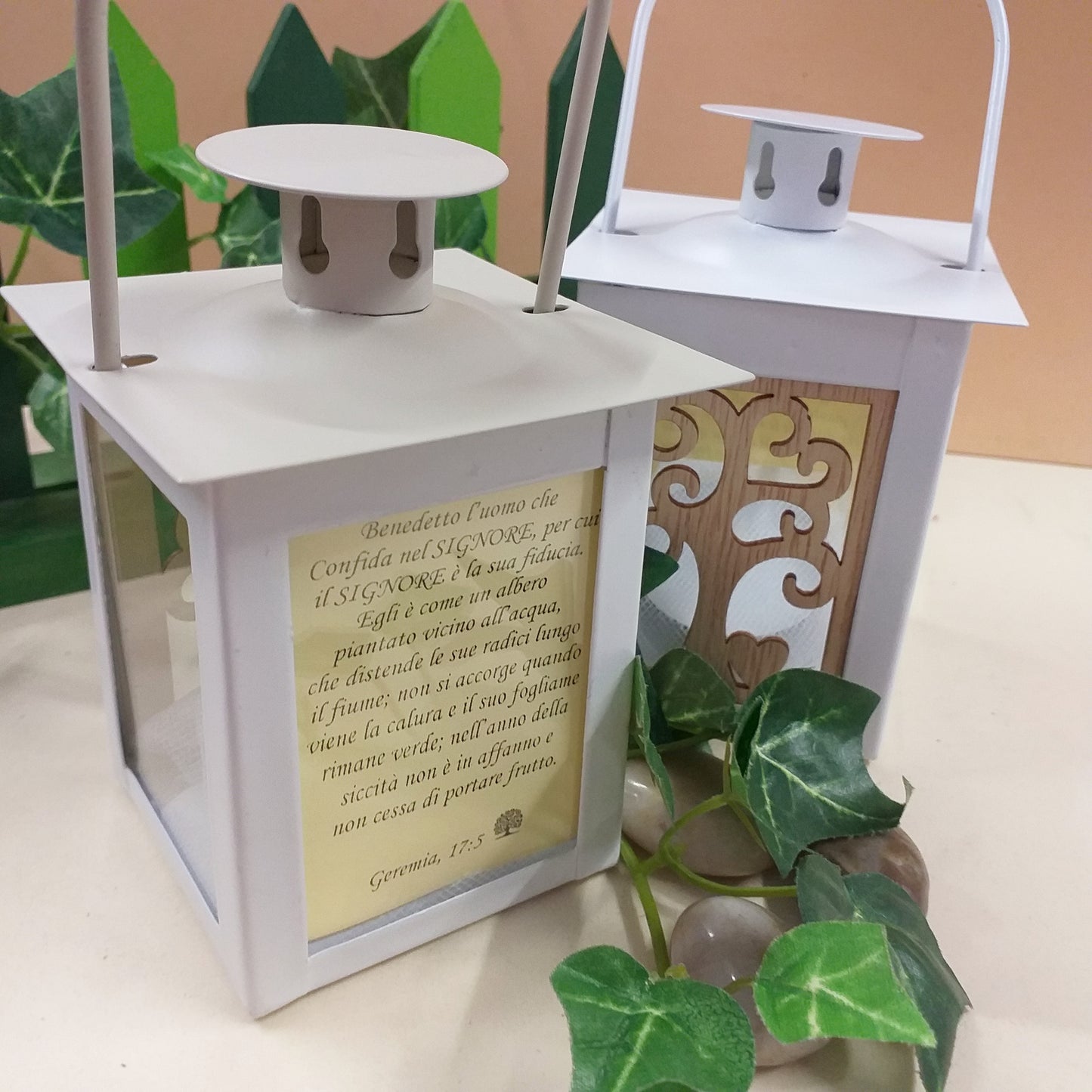 primo piano pergamena composizione o kit fai da te simboli lanterna bomboniera metallo bianco beige albero della vita legno confezionata confetti anniversario di matrimonio venticinquesimo cinquantesimo ricordino nozze argento
