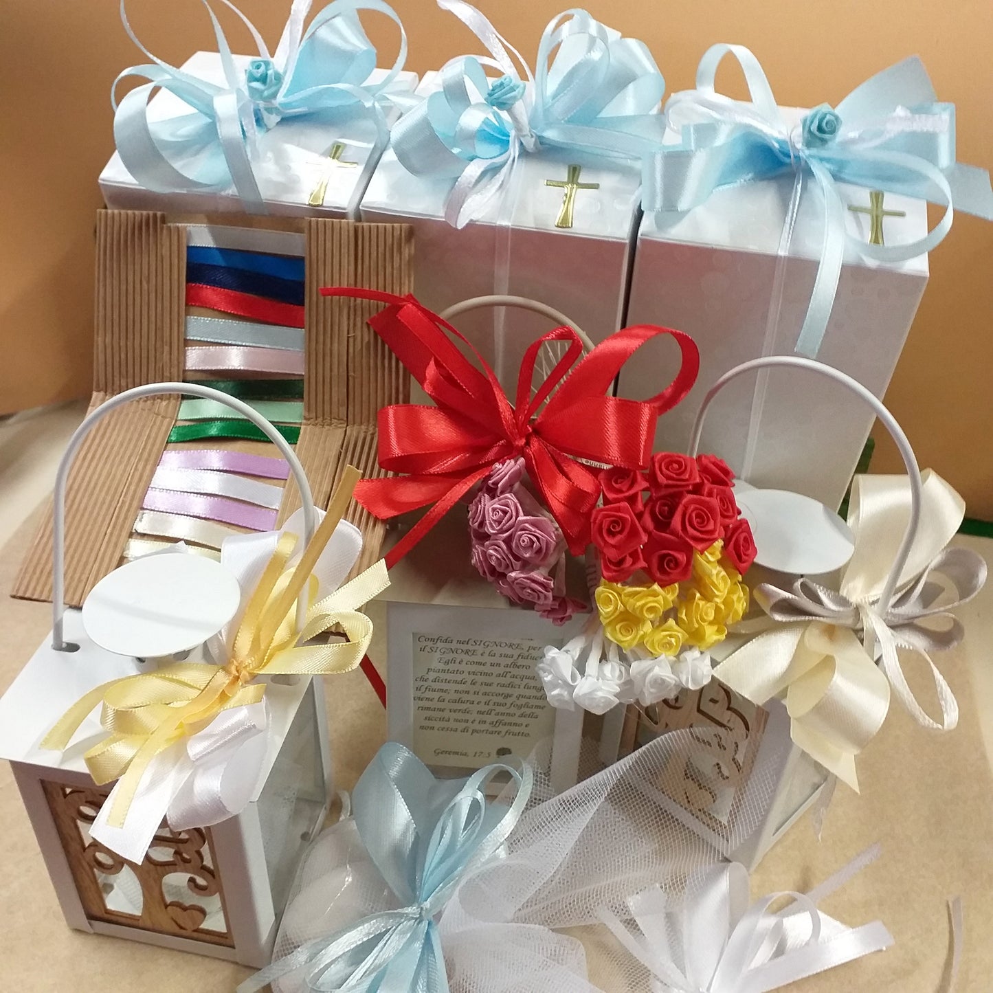 Scelta colori lanterna bomboniera metallo bianco beige albero della vita legno confezionata confetti comunione cresima matrimonio venticinquesimo cinquantesimo ricordino nozze con sacchettino bigliettino simboli