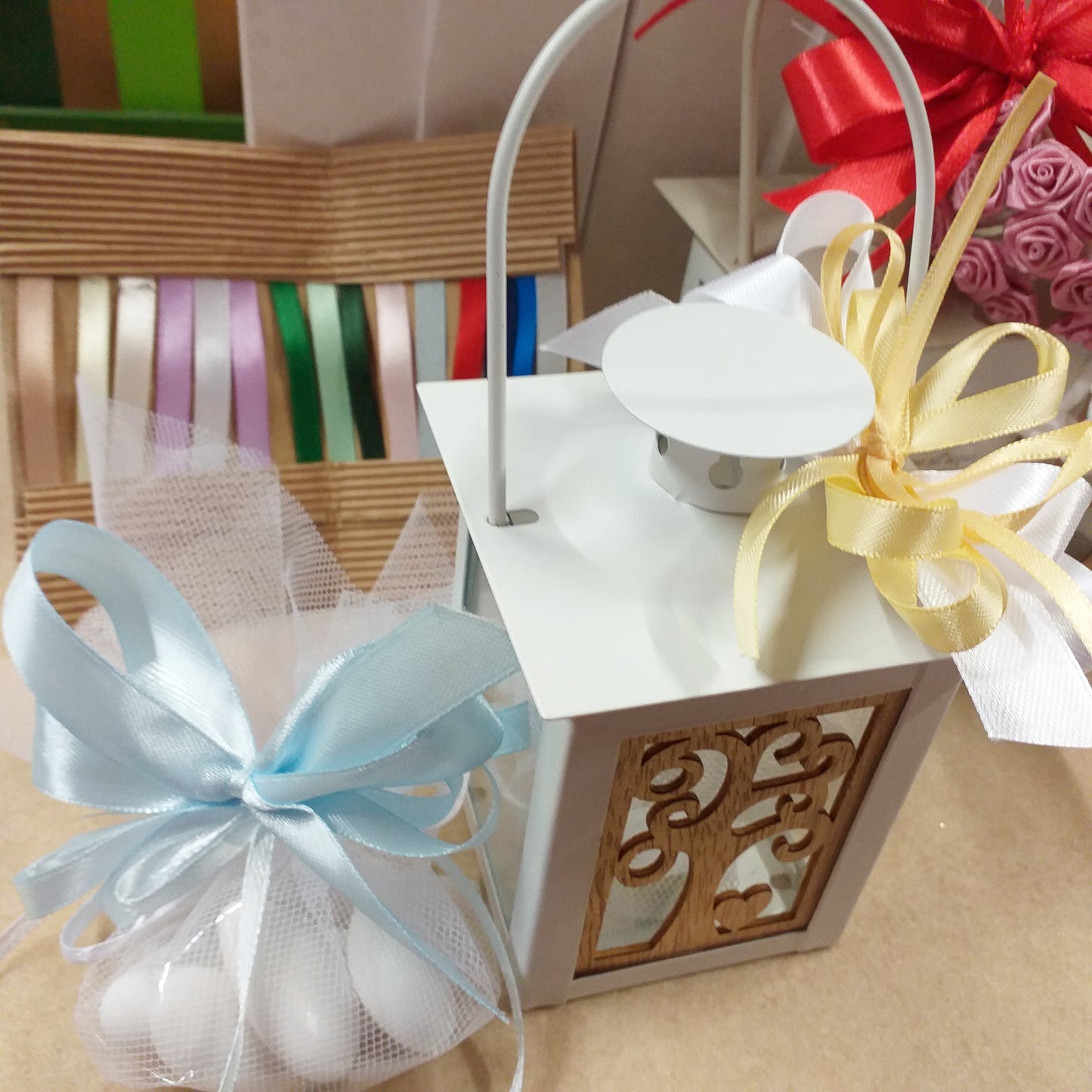 lanterna bomboniera metallo bianco beige albero della vita legno confezionata sacchetto confetti cresima comunione matrimonio anniversario ricordino nozze