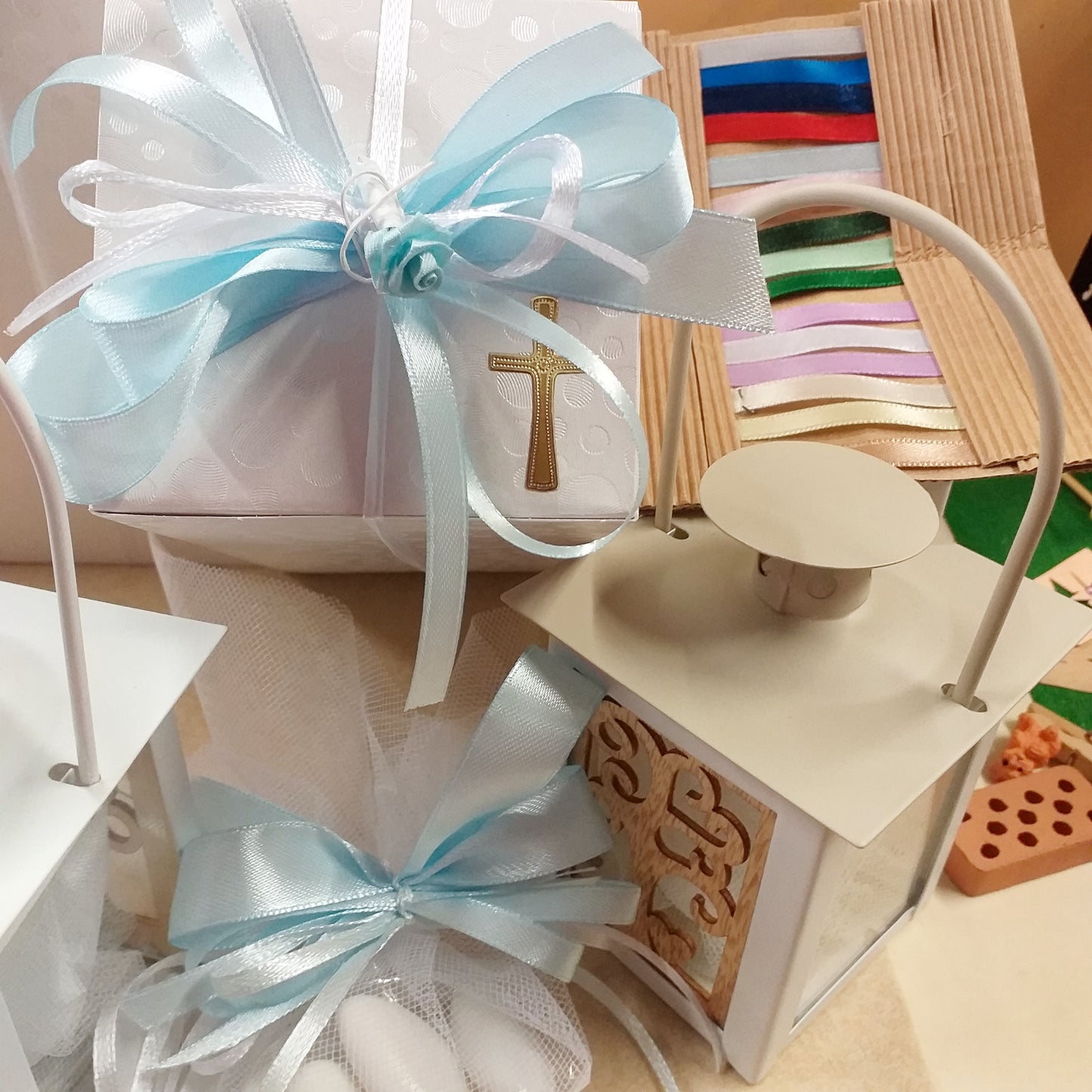 Quali colori per packaging lanterna bomboniera metallo bianco beige albero della vita legno confezionata confetti anniversario di matrimonio cresima comunione ricordino nozze