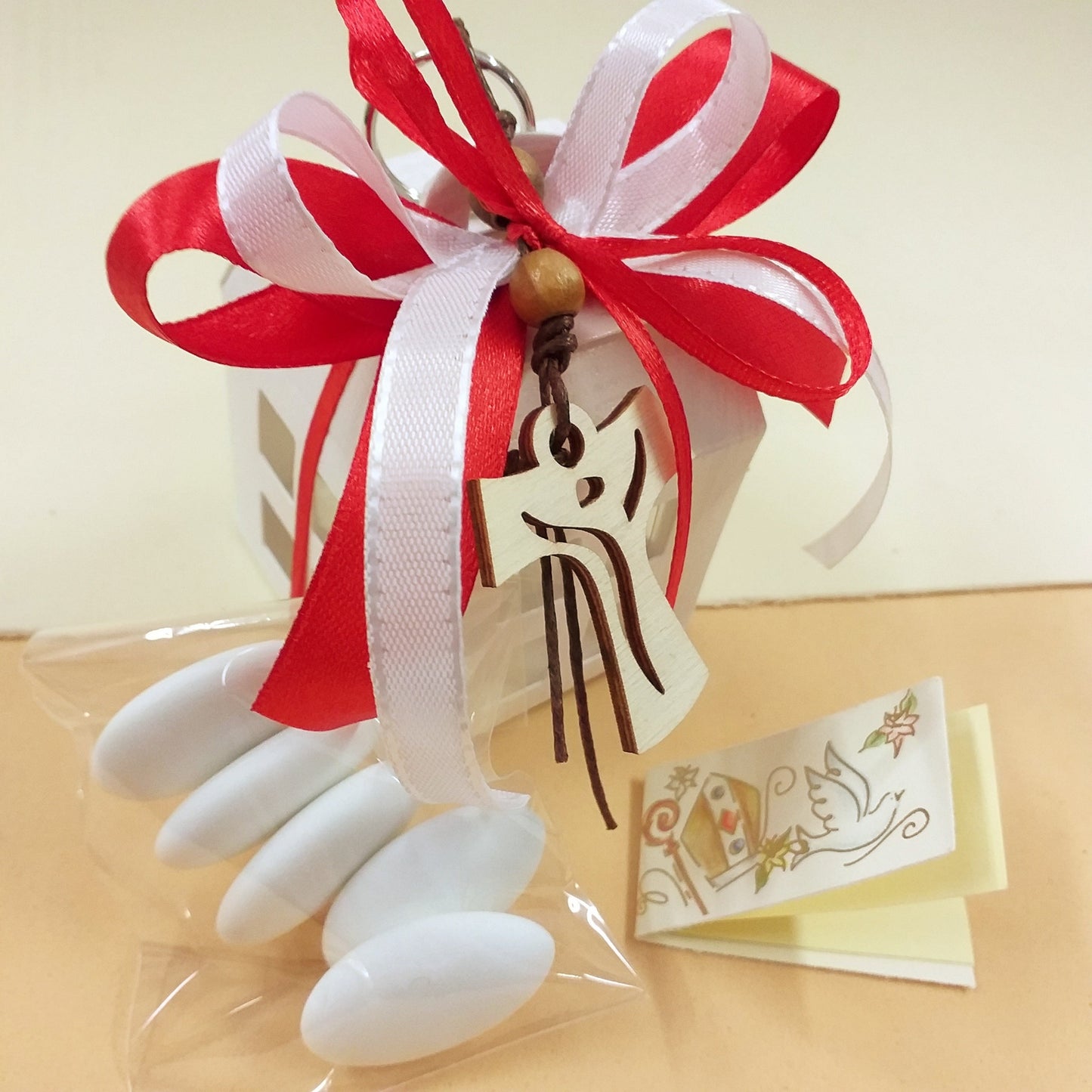 rosso bianco bomboniera Comunione Cresima portachiavi Croce legno Tau francescana cordino perline confezionata confetti lanterna cartoncino scatolina bigliettino personalizzato Santo Giorno con simboli