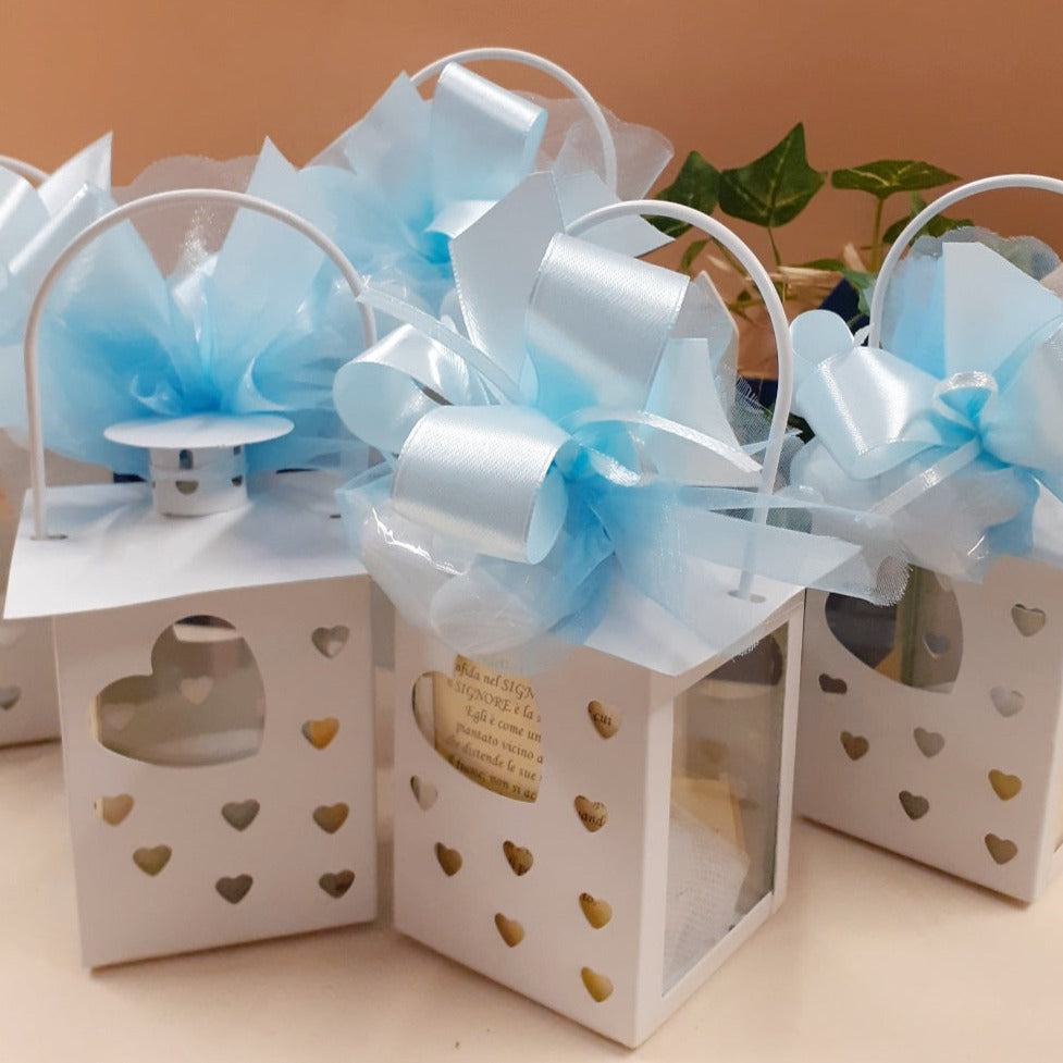 bomboniera lanterna metallo cuoricini confezionata Comunione Cresima Battesimo matrimonio colori celeste confetti e bigliettino con sacchettino tulle nastrino