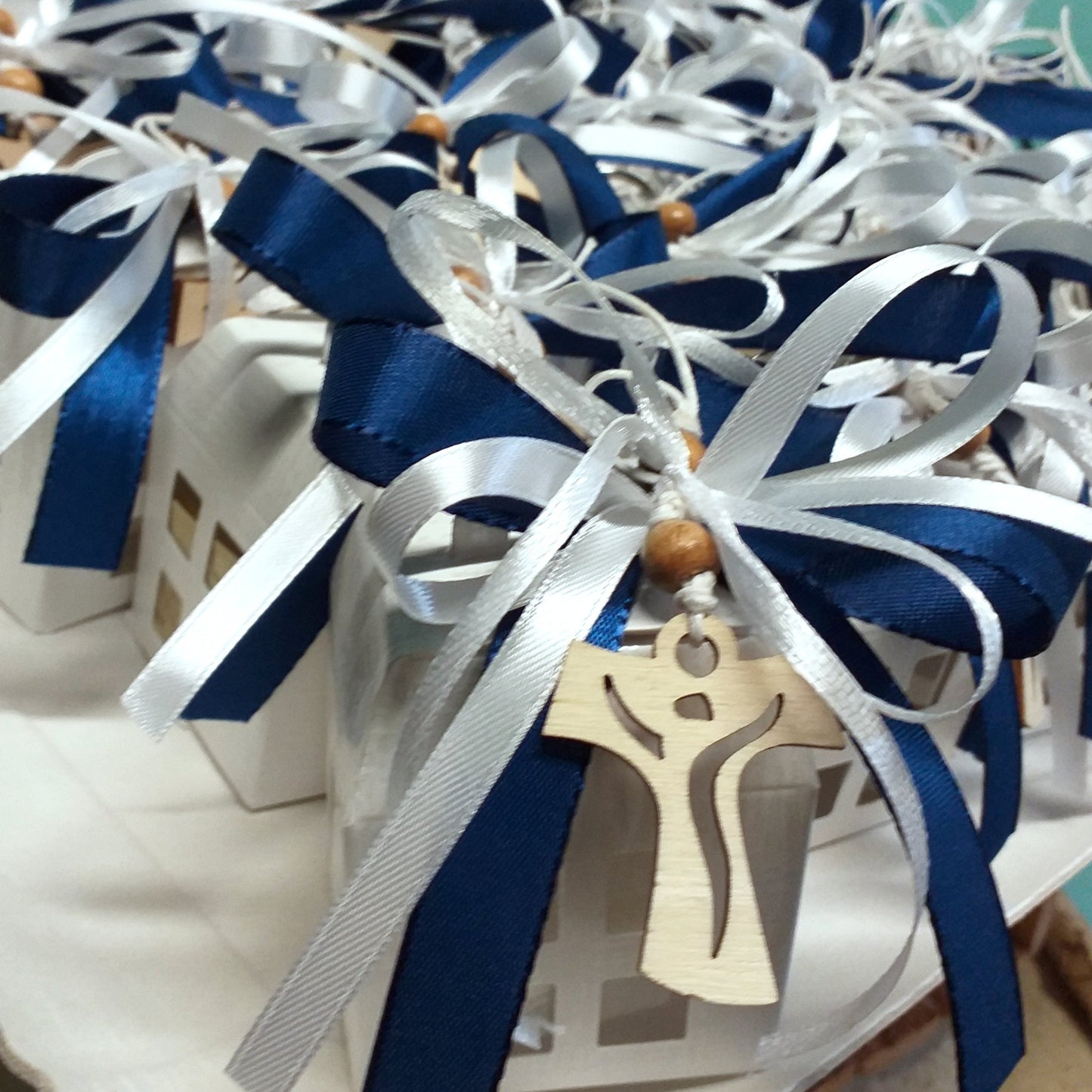 mix blu bomboniere Comunione Cresima portachiavi Croce legno Tau francescana cordino perline confezionate artigianali confetti lanterne sacre religiose cartoncino scatolina bigliettino personalizzato Santo Giorno con simboli