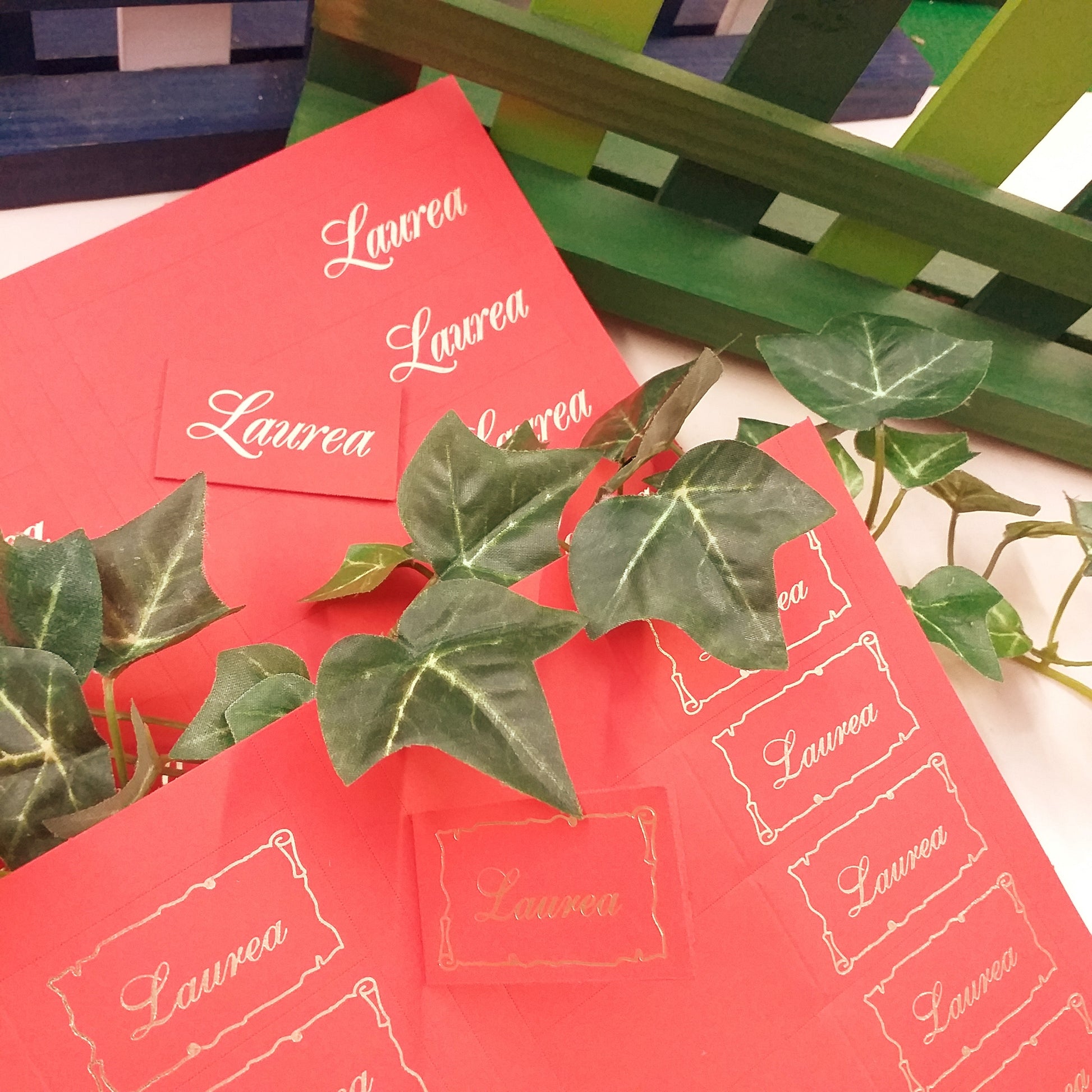 targhettine bigliettini rossi laurea cartoncini fai da te da stampare A4 scritta dorata e bordo pergamena uso confezionamento confetti e ricordini bomboniere