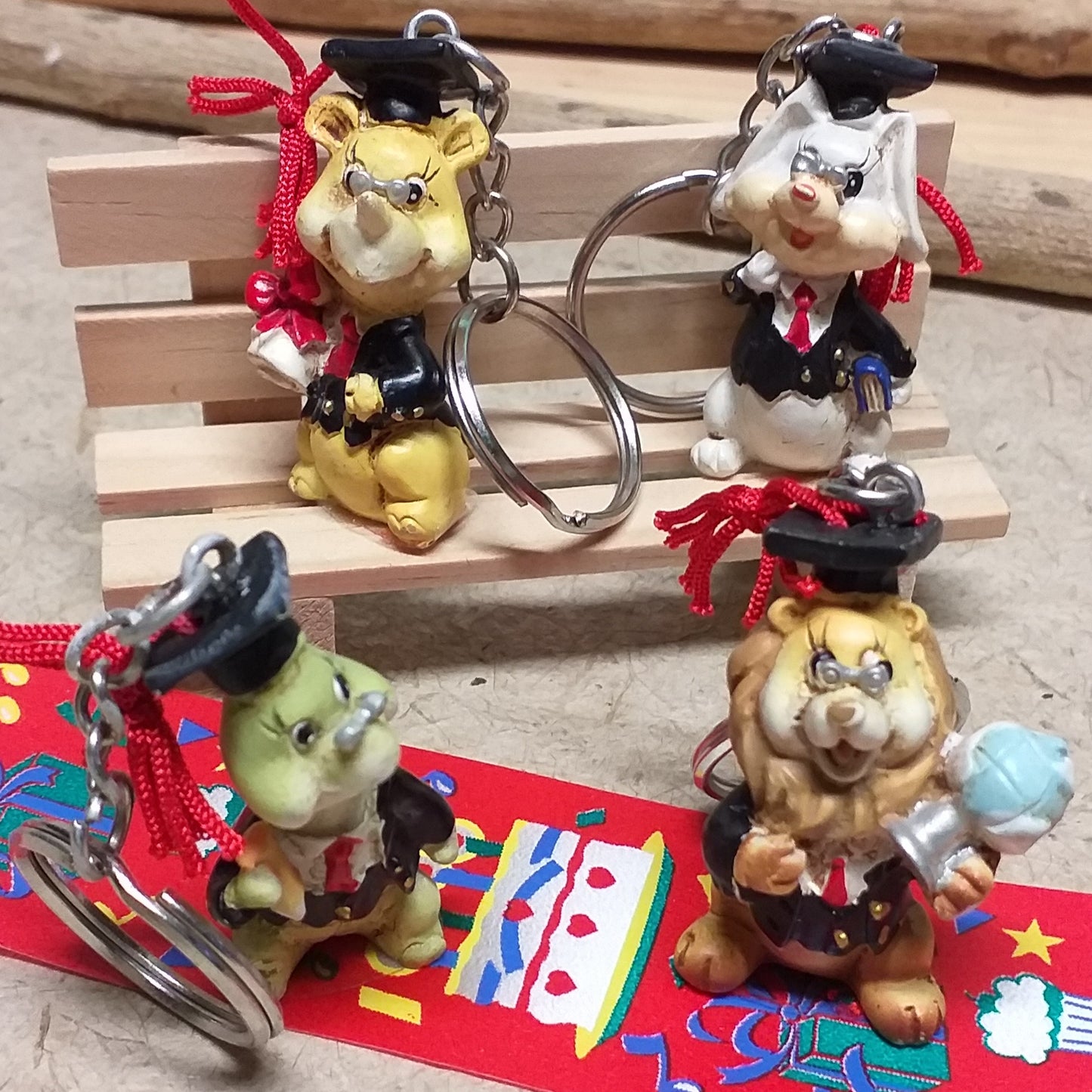 ricordini portachiavi laurea bomboniere fai da te oggetti spiritosi portafortuna animaletti leoncino tartaruga gatto con tocco cappello mappamondo pergamena libri nappina rossa