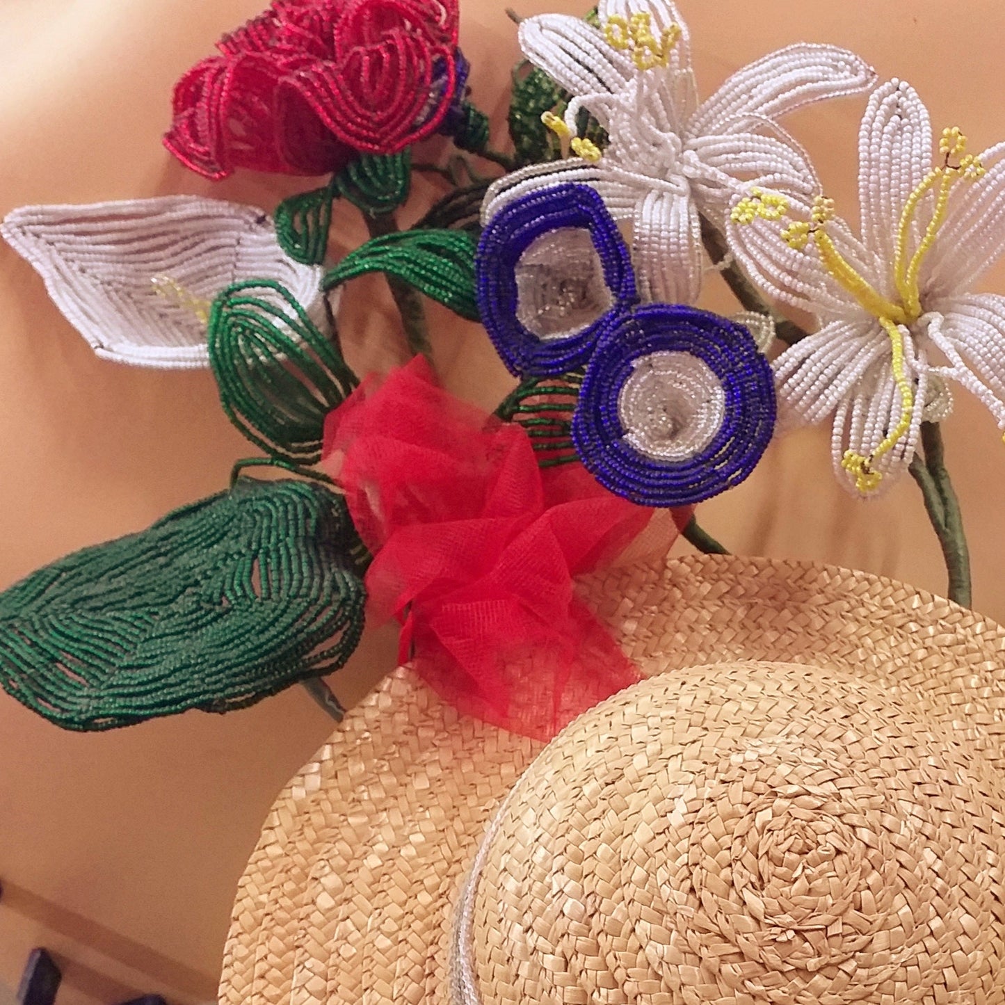 vetrina bella shop negozio fiori perline Venezia idea regalo festa della mamma e bouquet mazzo sposa giglio campanelle rosa calla bianca per centrotavola nozze