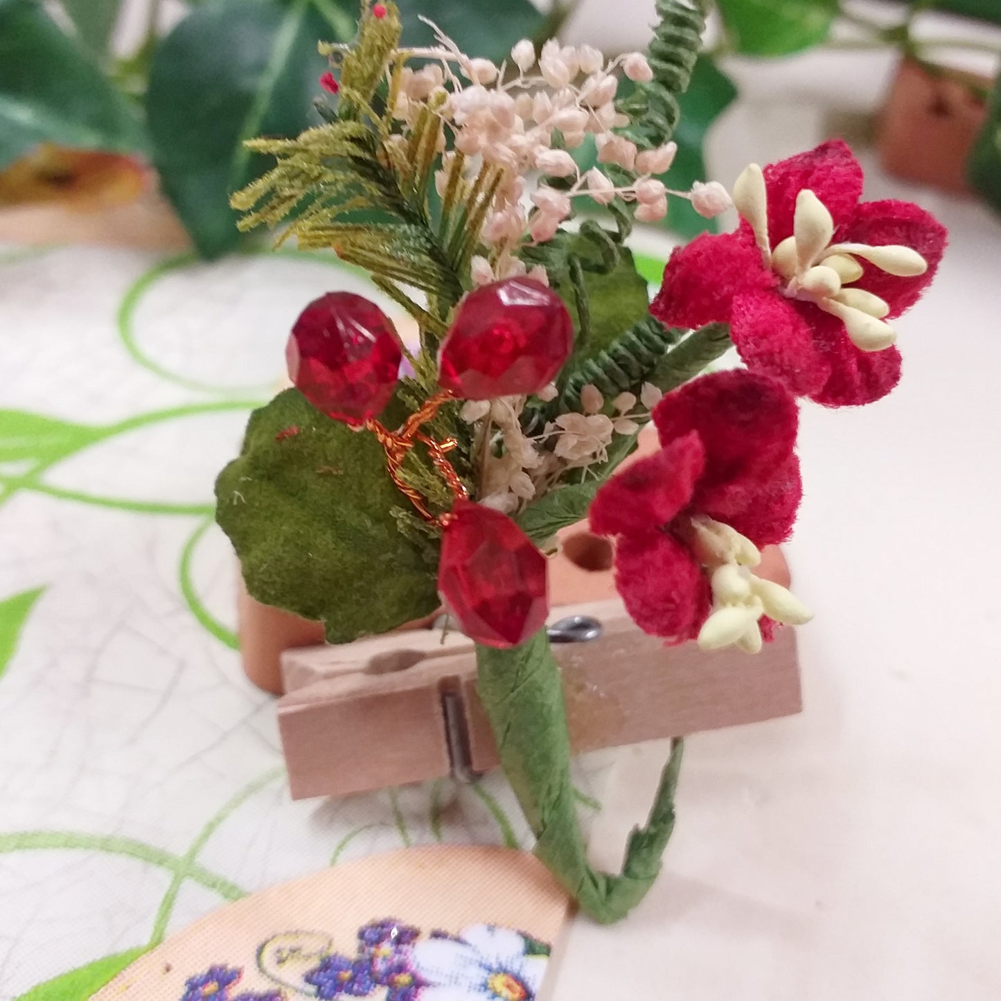 idea segnaposto matrimonio oggi sposi con mollette bomboniere fai da te decorative pinze legno fiori mollettine chiudipacco packaging confezionamento hobbistica colore rosso cristallo
