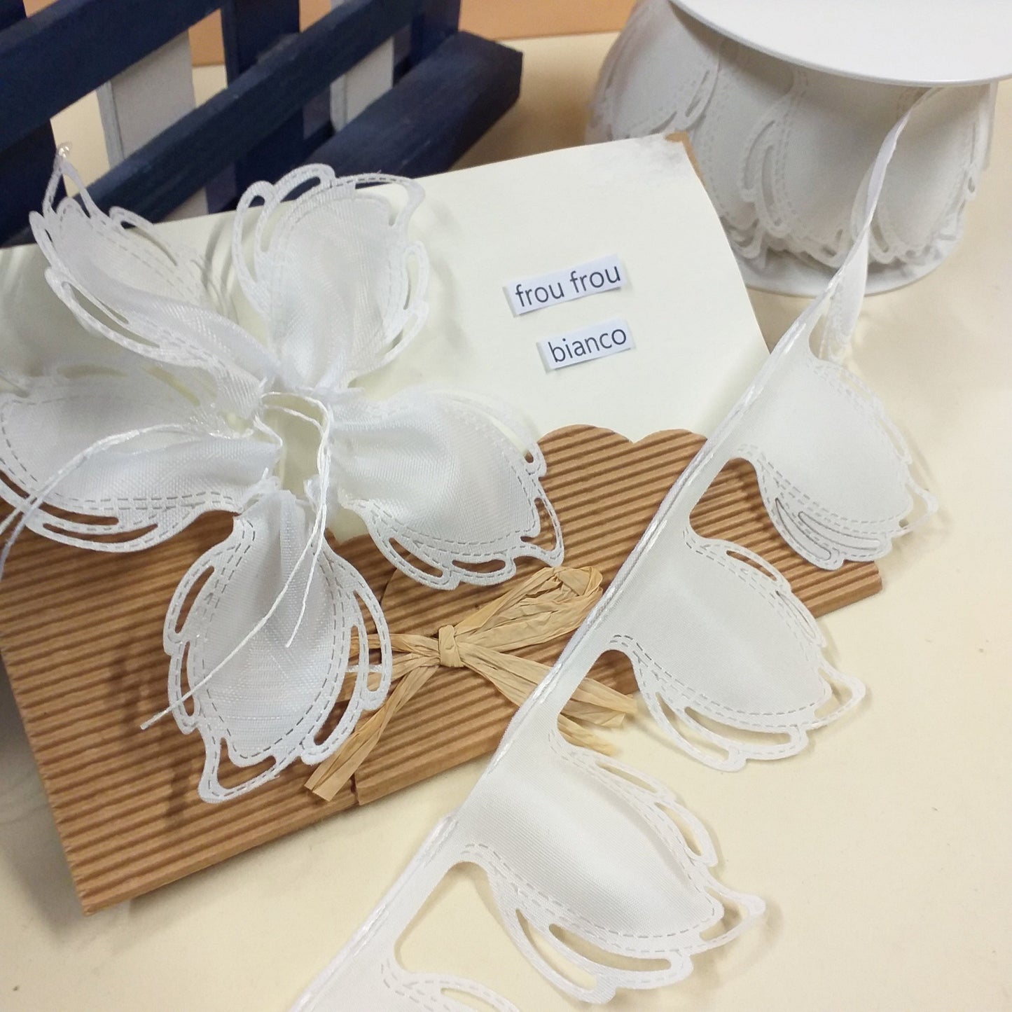 frou frou coccarda petali fiori foglie tubico nastro tubolare portaconfetti bianco uso creare bomboniere fai da te confezioni lavanda fiori secchi packaging pasticceria cioccolatini caramelle confezionare segnaposto