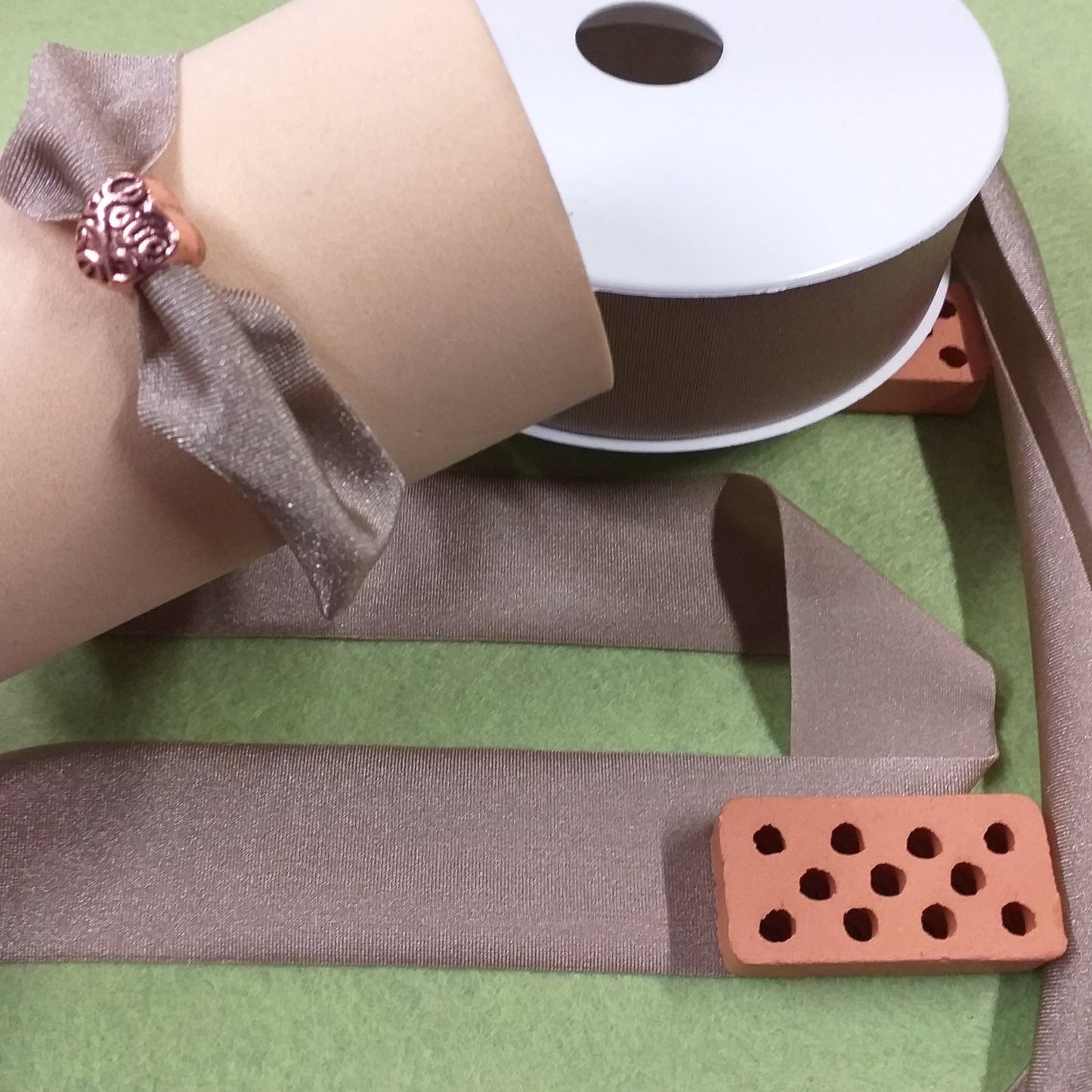 beige toffee caramello fettuccia nastro elastico lycra tiramolla uso creare bigiotteria bracciali collane lavorazione perline charms gioielli perle ciondoli tipo-pandora