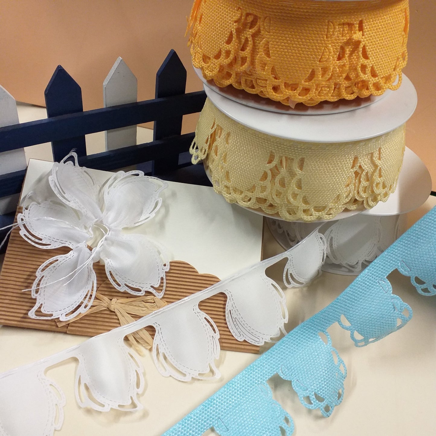 giallo celeste coccarda petali fiori foglie tubico nastro tubolare portaconfetti bianco uso creare bomboniere fai da te confezioni lavanda fiori secchi packaging pasticceria cioccolatini caramelle confezionare segnaposto