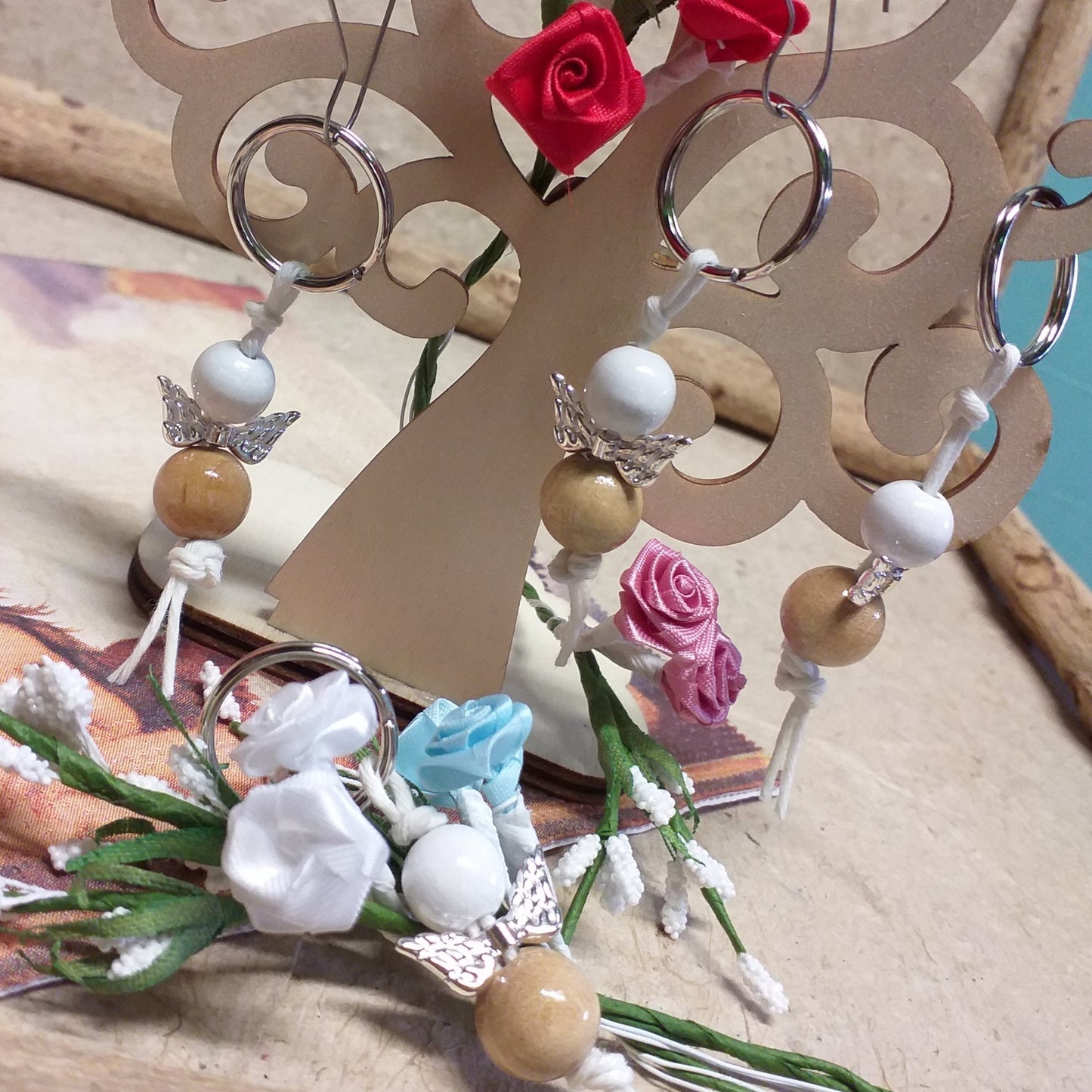 azzurro rosso rosa bianco bomboniere portachiavi angioletto shabby chic perline personalizzato fatto a mano angelo perle legno artigianale per Battesimo bimbo bimba Comunione bambini ragazzi Cresima confezionato roselline nebbiolina fiori
