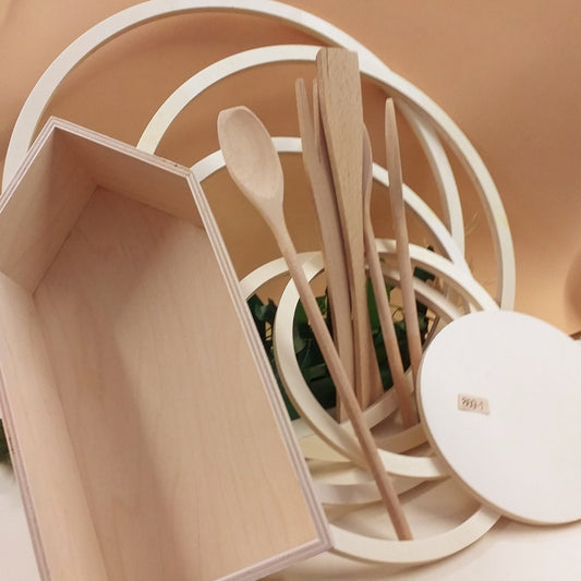 casetta fuoriporta cassettina oggetti legno decorativi shabby posate cucchiaio cerchi anelli tondi basi ghirlande San valentino festa mamma fai da te decorazioni pasqua artigianato confezioni uova addobbi per ricorrenze feste natalizie