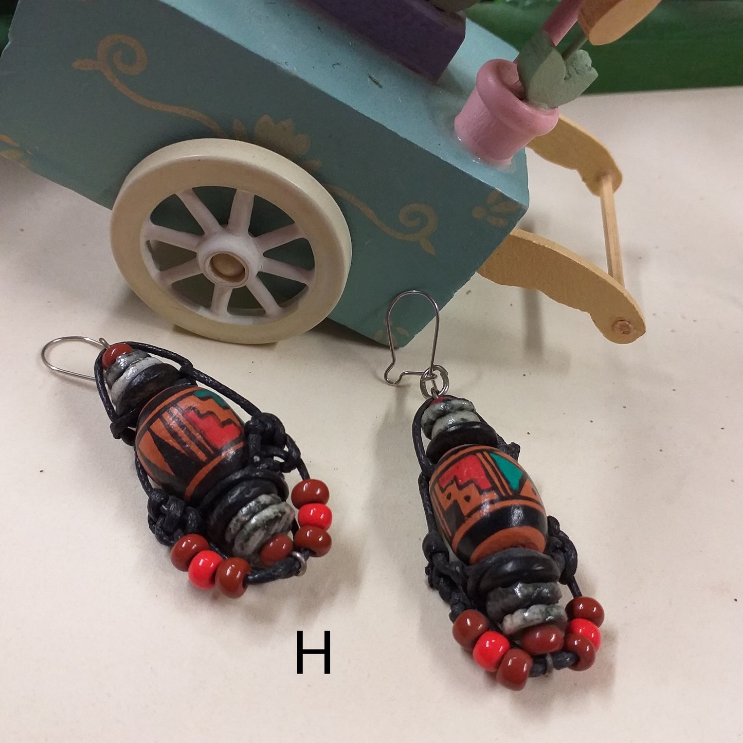 lotto H shop online retrò orecchini particolari artigianali bigiotteria etnica perline colorate di Fimo o Cernit perle multicolore pietre vetro e conchiglie grigie , metallo wire