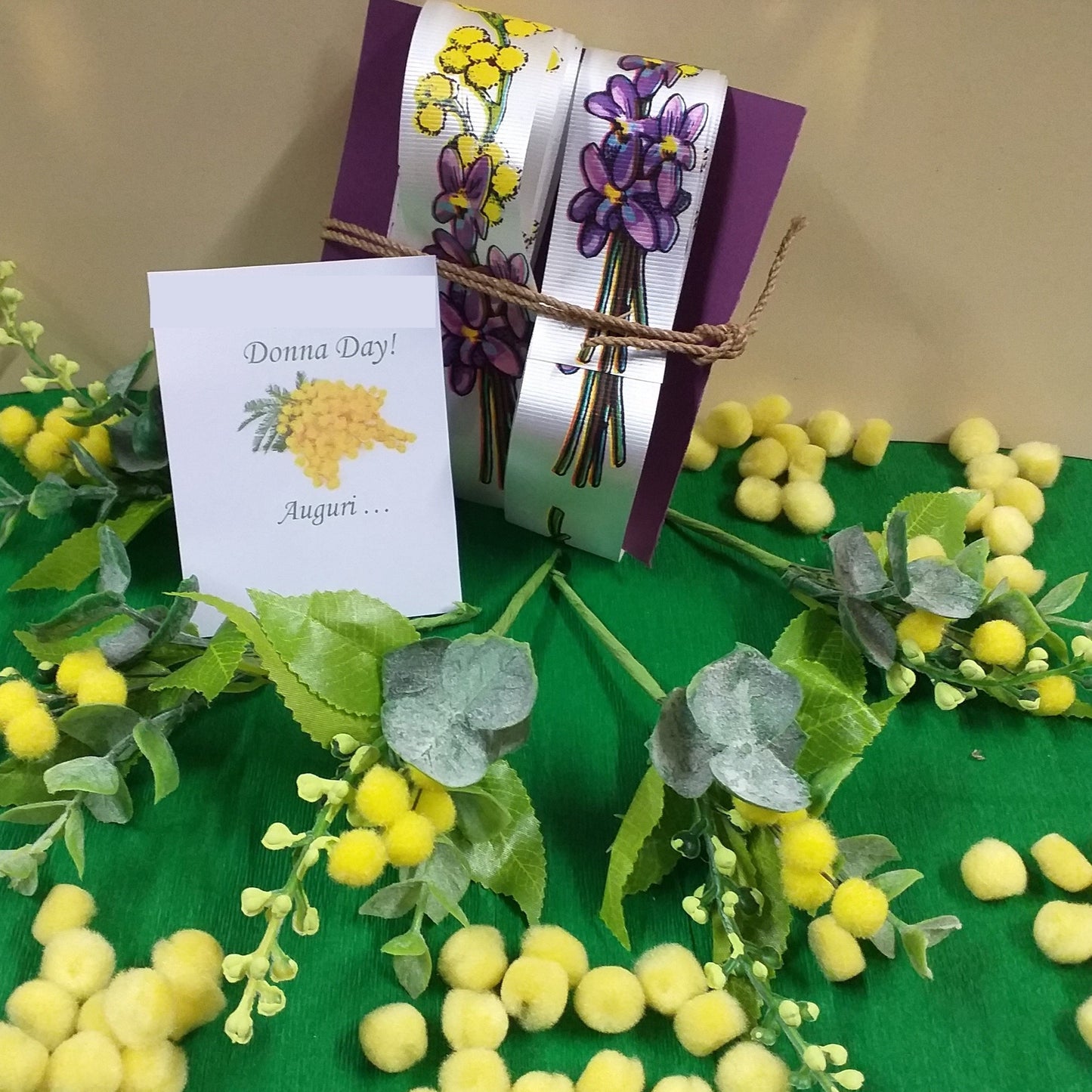 8 marzo auguri con mimosa finta artificiale e fai da te festa della donna decorazioni casa vetrina negozio idee regalo packaging confezionamento pasticceria enogastronomia