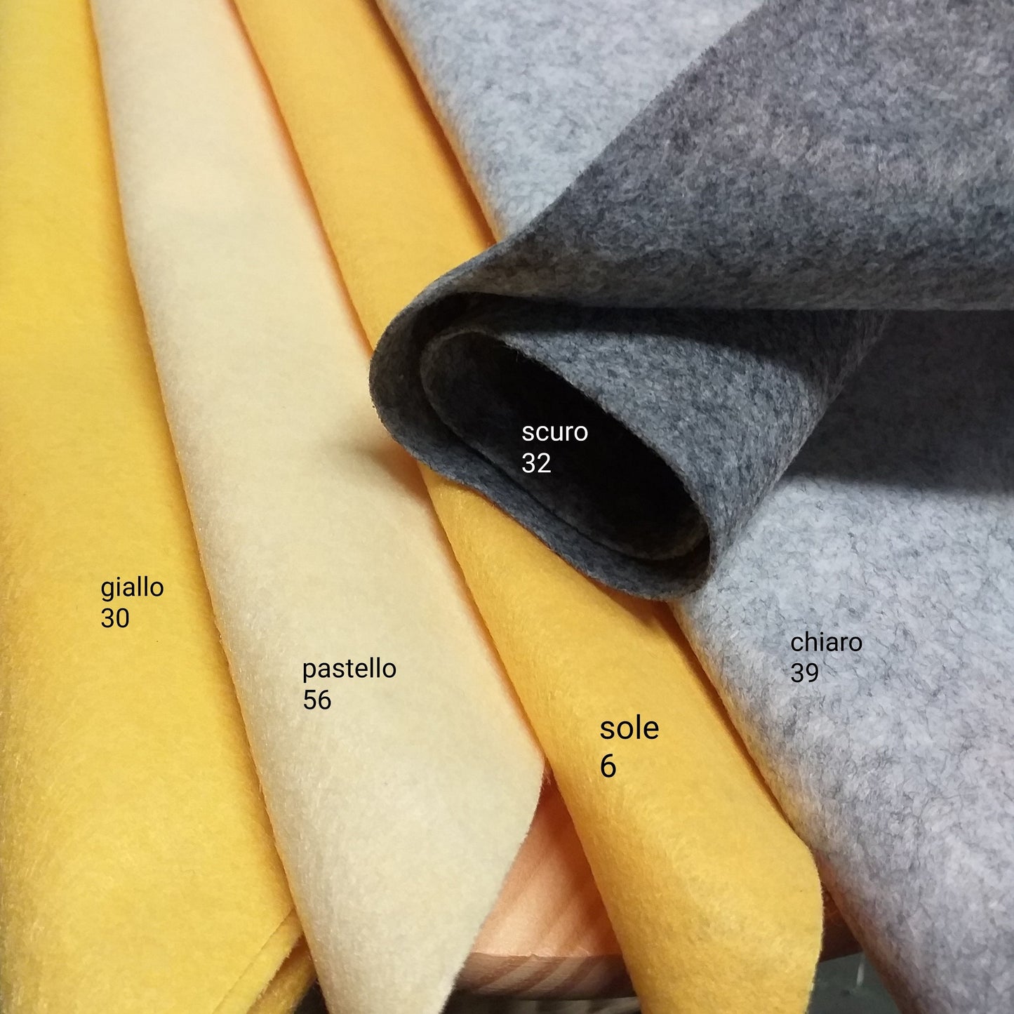 pannolenci morbido 1 mm tinta unita giallo giallino pastello feltro grigio uso per creazioni hobbistica lavoretti bambini creativi pasquali bambole angioletti natalizi