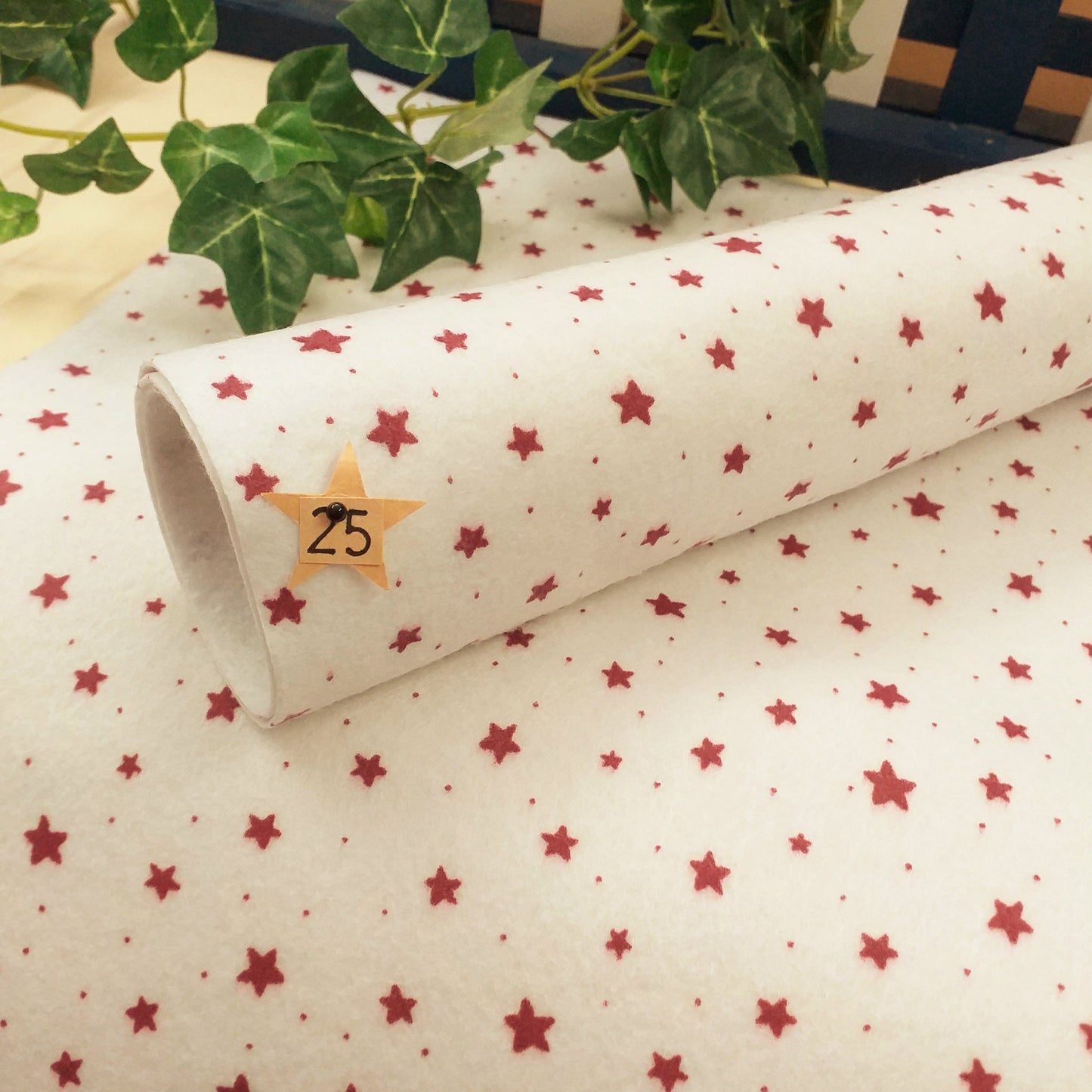 colore bianco panna disegnini rosso pannolenci feltro morbido fantasia stampato natalizio stelle e stelline per Natale decorazioni fuoriporta addobbi albero