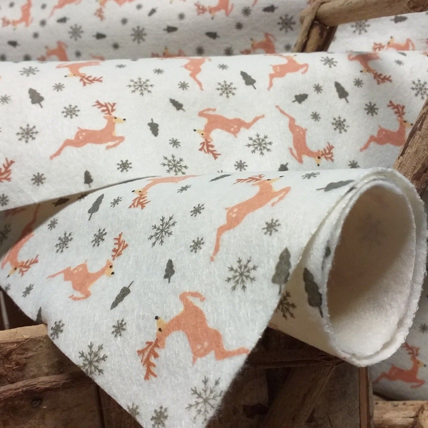 renne natalizie pannolenci stampato Natale feltro morbido fantasia fiocco di neve pini abeti su fondo bianco panna paesaggio invernale uso cucito creativo bambole gnomi folletti elfi