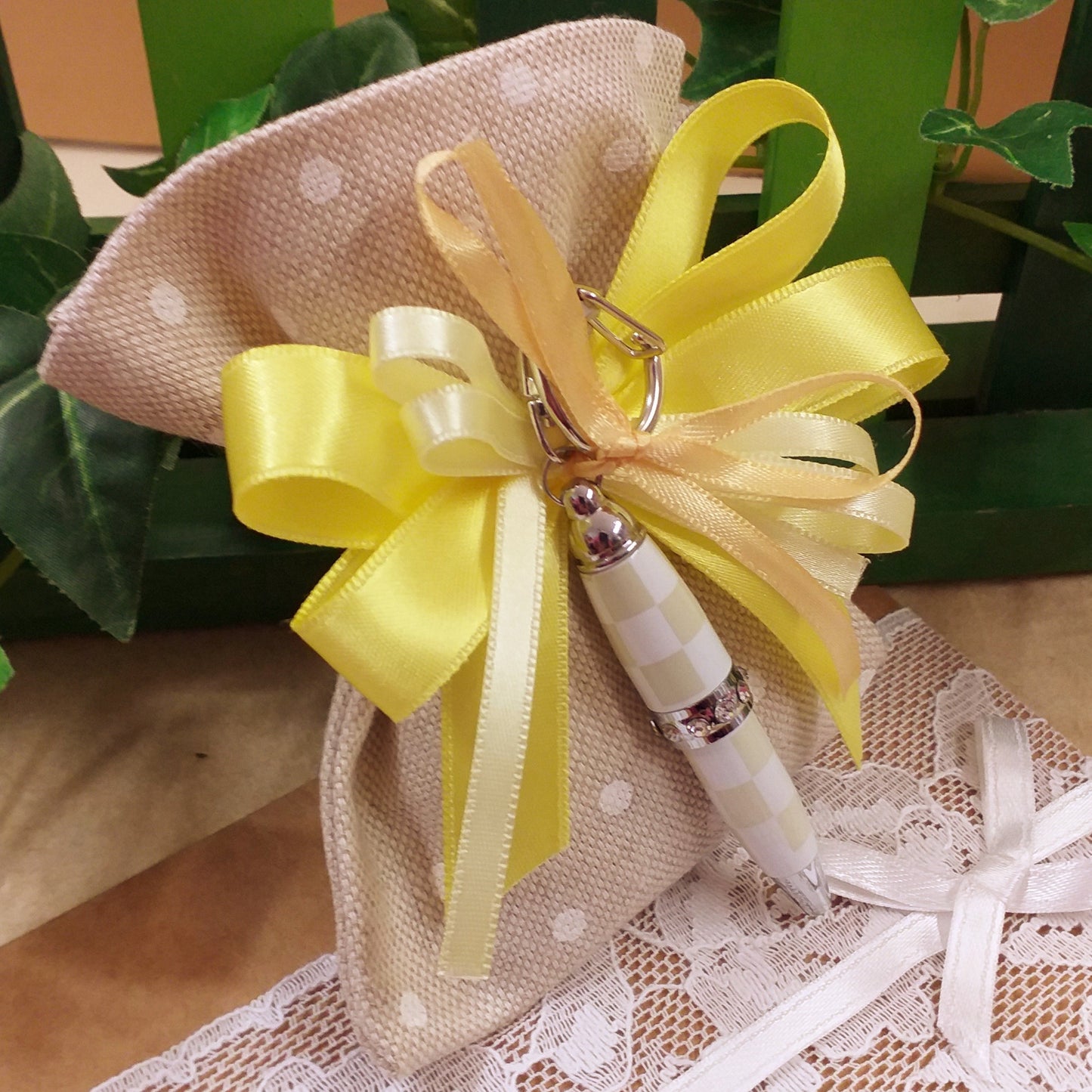 sacchettino tela rustica beige pois confezionato mini penna biro portachiavi smalto riquadri beige avorio bomboniera Comunione Cresima con fiocco coccarda nastro giallo