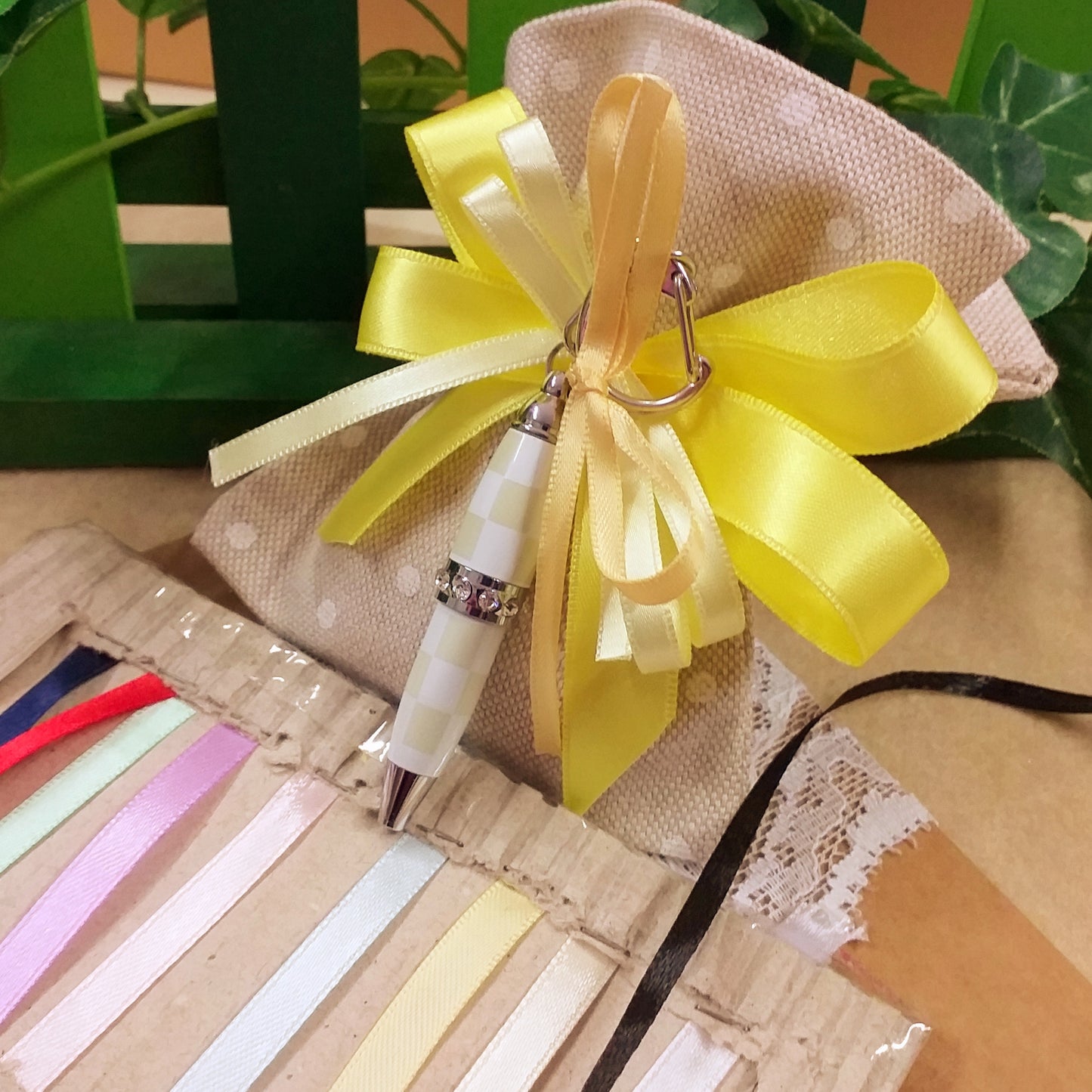 scelta colori confezionamento sacchettino tela rustica beige pois mini penna biro portachiavi bomboniera Comunione Cresima matrimonio laurea 18 anni con fiocco coccarda nastro giallo