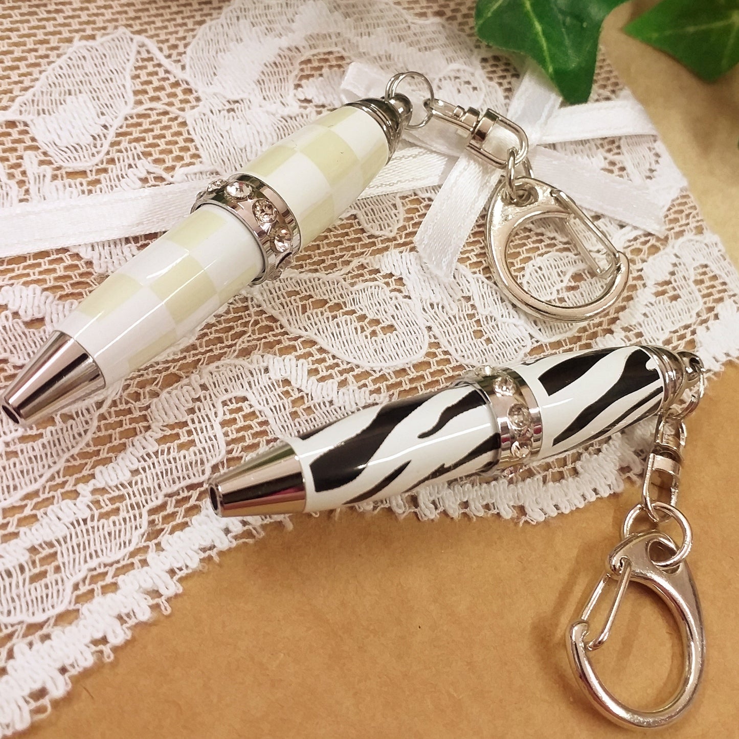 smalto riquadri beige avorio fantasia zebrata bianco nero mini penna biro portachiavi bomboniera Comunione Cresima matrimonio 18 anni laurea