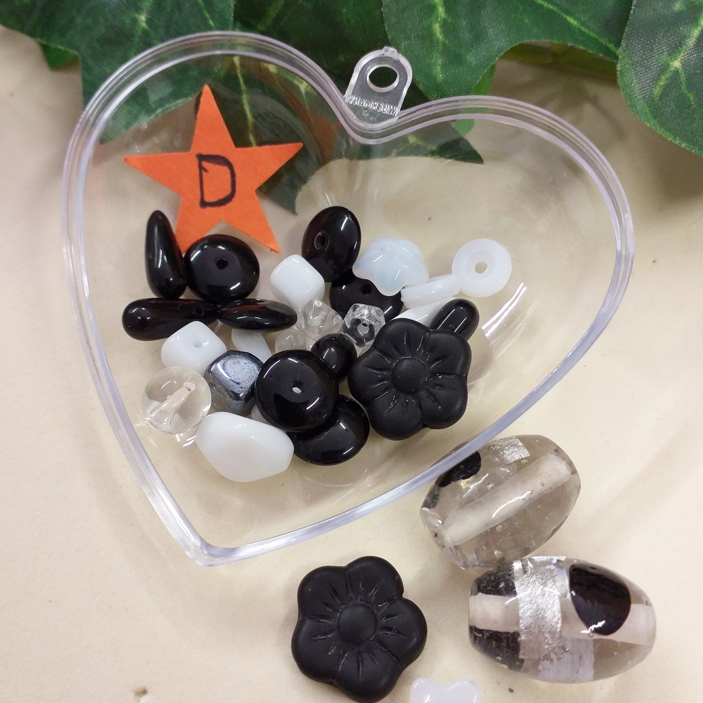 D lotto misto palline sferette gocce fiorellini olive perle scatola cuore 25 grammi perline di vetro nero trasparente colore cristallo sfuse stile murano veneziane uso fai da te bigiotteria gioielli bijoux collane orecchini
