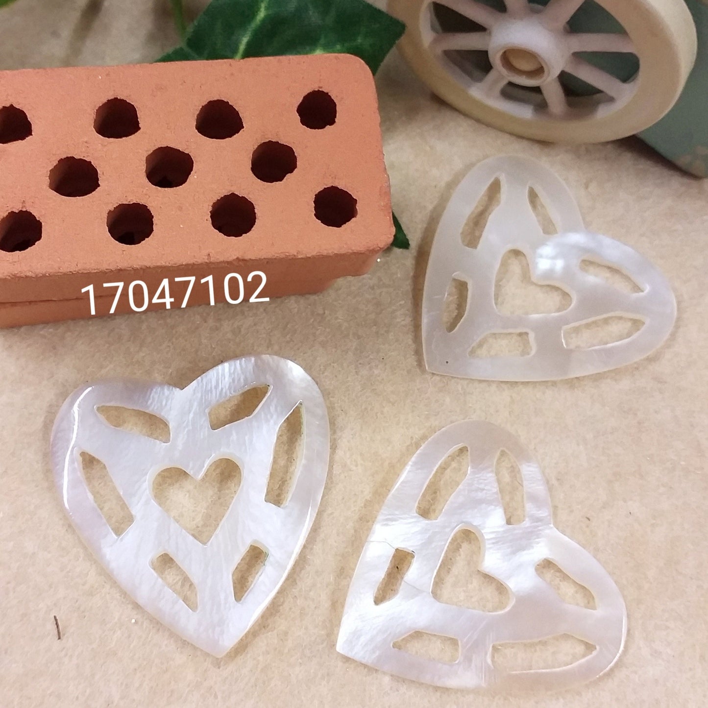ciondolo cuore intagliato avorio colore madreperla di conchiglia shell per collane bijoux di bigiotteria