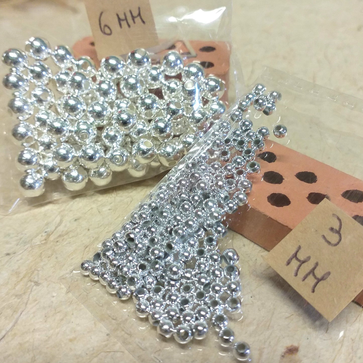 Colori argento metal perle di plastica cerate argentate hobby perline con foro per collane bracciali gioielli fai da te lavoretti bambine decorazioni nozze compleanno anniversario matrimonio venticinquesimo