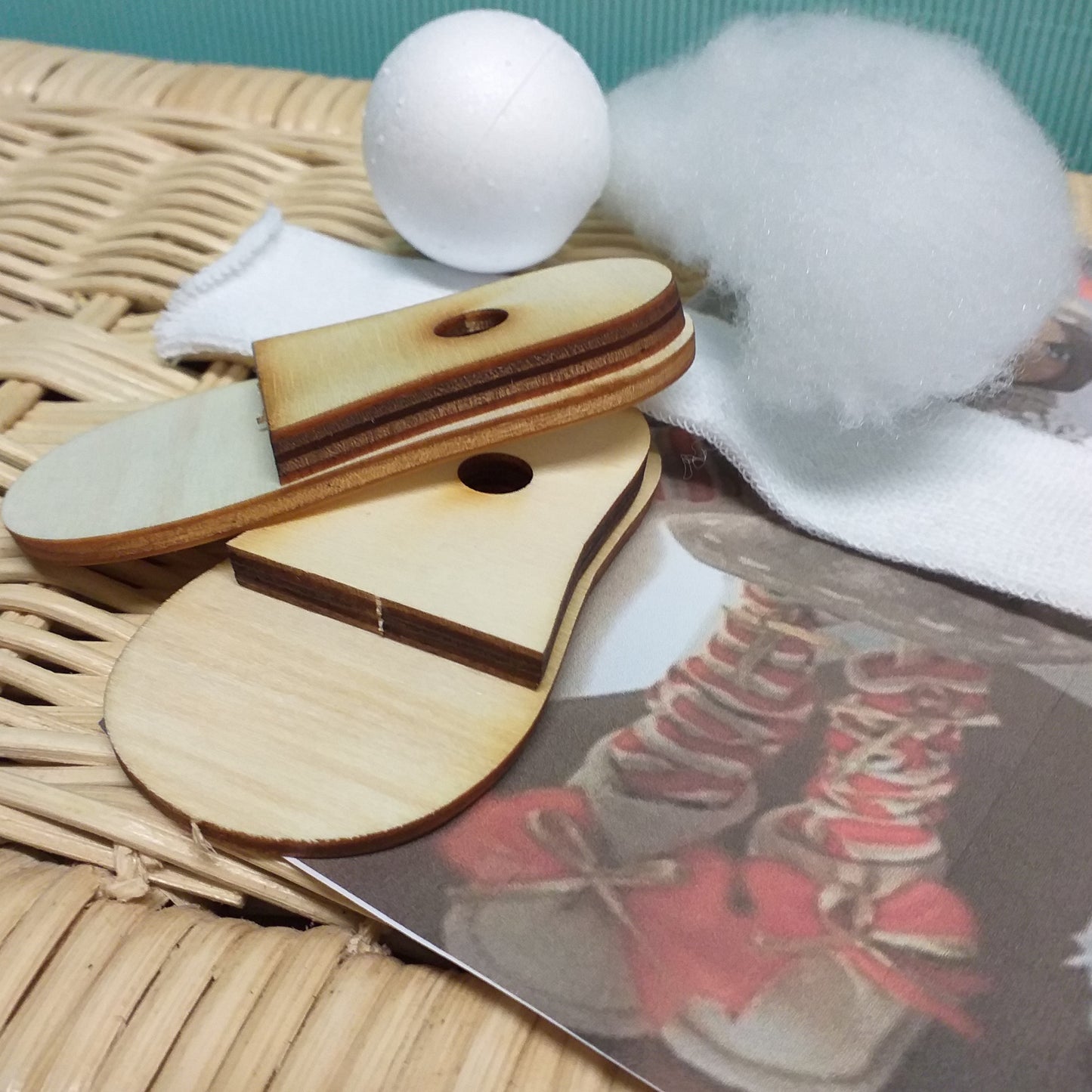 ovatta pallina polistirolo forme stampi basi forate di legno piedi creare bambole pupazzi pigotte Renkalik con scarpine calzine di mini tubolari