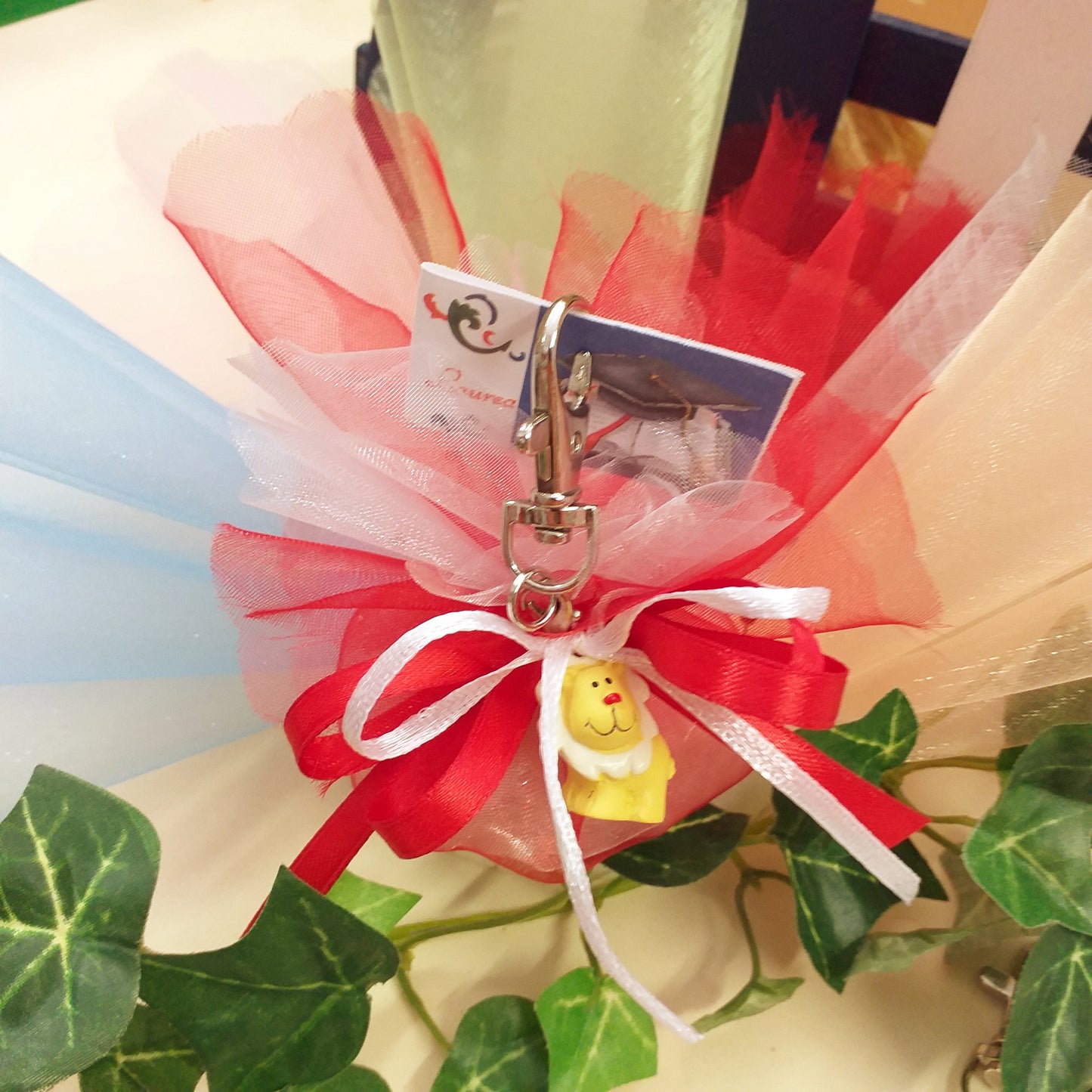 la scelta del colore del tulle celeste battesimo bianco nascita anniversario verde compleanno rosso laurea rosa nascita panna avorio leone animaletti portachiavi bomboniere confezionate sacchettino confetti pronto colore rosso bianco