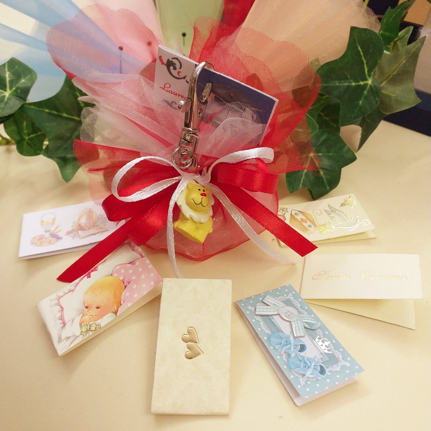 la scelta dei bigliettini laurea, comunione cresima nascita bimba anniversario battesimo bimbo cresima per confezionare animaletti portachiavi bomboniere sacchettino confetti pronto colore rosso bianco