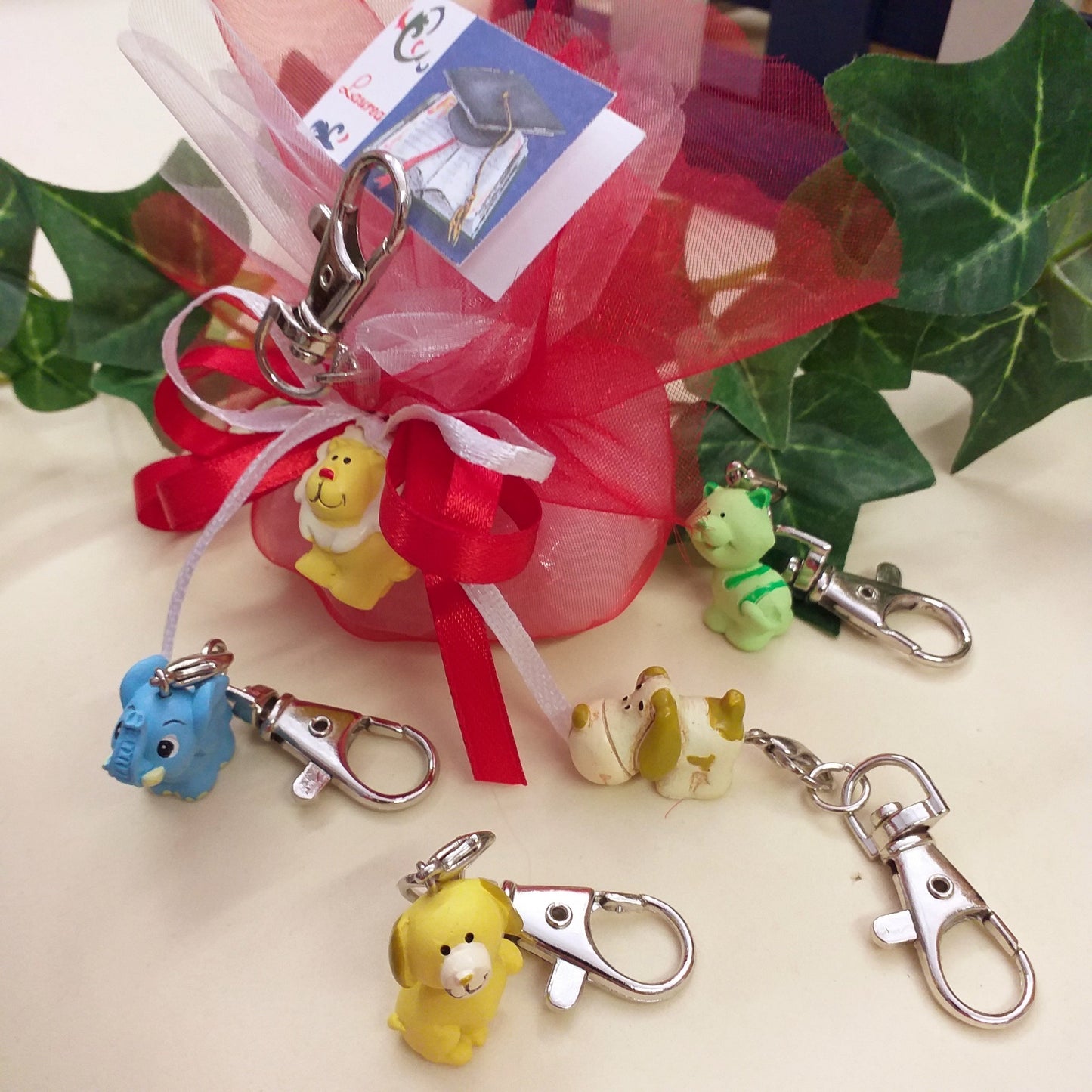 assortimento leoncino gattino elefantino cagnolino animaletti portachiavi bomboniere confezionate sacchettino confetti pronto colore rosso bianco con bigliettino stampato laurea