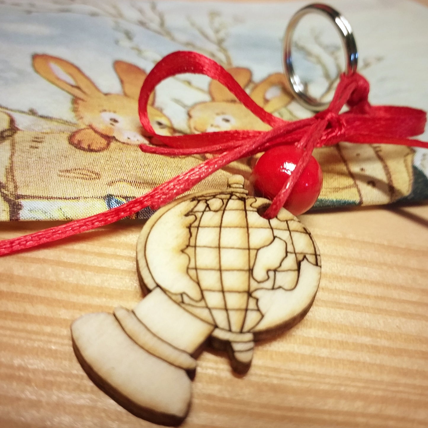 mappamondo portachiavi laurea ciondolo legno artigianali fatti a mano con perline corda rossa fiocchetto per bomboniere fai da te originali diploma magistrale facoltà universitarie