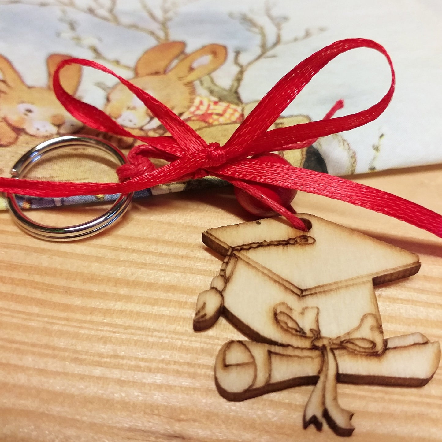 cappello tocco laureati portachiavi laurea ciondolo legno artigianale fatto a mano con perline corda rossa fiocchetto per bomboniere fai da te originali diploma magistrale facoltà universitarie