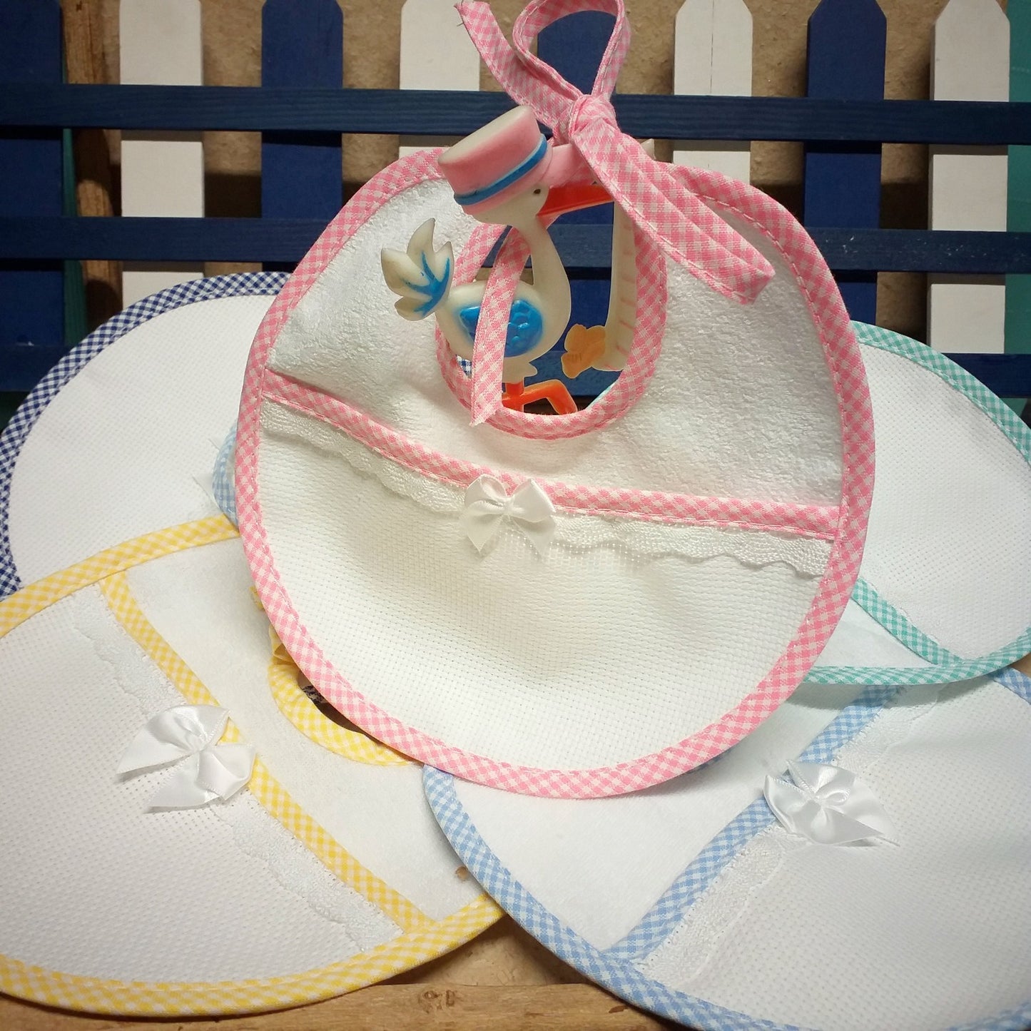 negozio articoli da ricamare bavette fiocco tela aida spugna bianca per ricamo punto croce profilo quadretti vichy colorato uso bavaglini bambini neonati