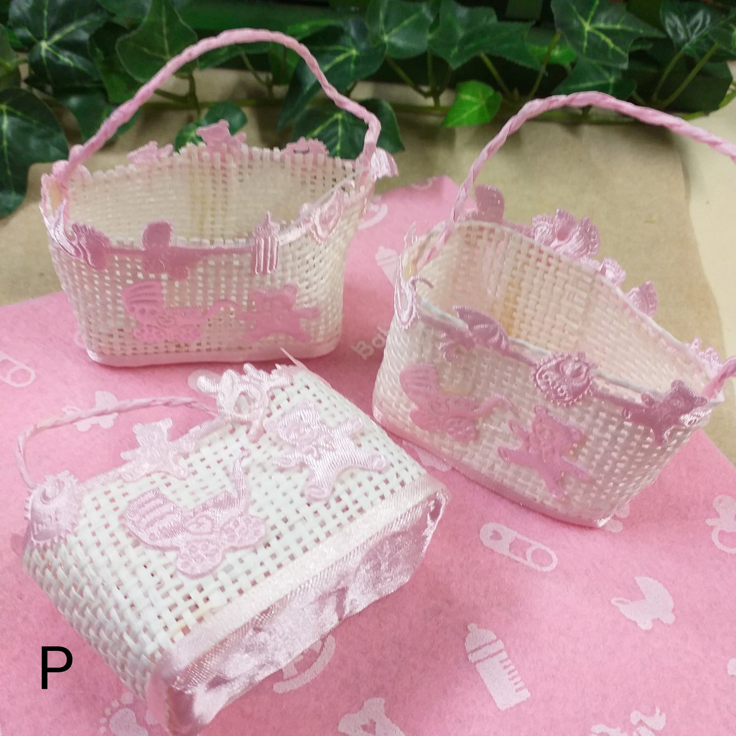shopper portaconfetti forma cestini simboli bebè carrozzina bavaglina orsacchiotto orme piedini biberon shop online negozio ricordini oggettini regalini bomboniere baby shower nascita Battesimo assortimento rosa bianco