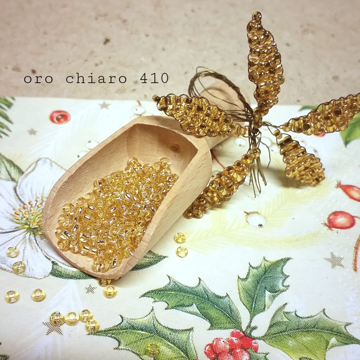 colore oro chiaro rocailles perle hobby perline conteria di vetro Stafil Marianne hobby argentate idea creare stella natale composizione fiori