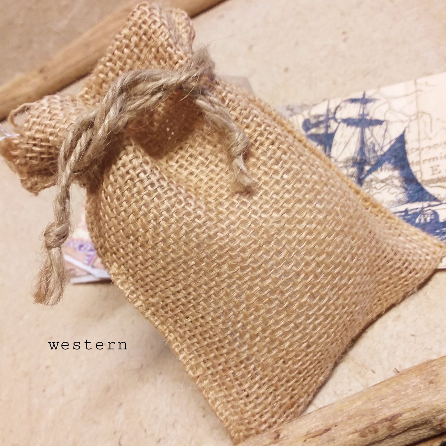 western style sacchetto juta tela sacco rustica portaconfetti bomboniere fai da te con corda tirante grezza uso confezionamento confetti comunione matrimonio laurea packaging enogastronomia semi piantine portalavanda