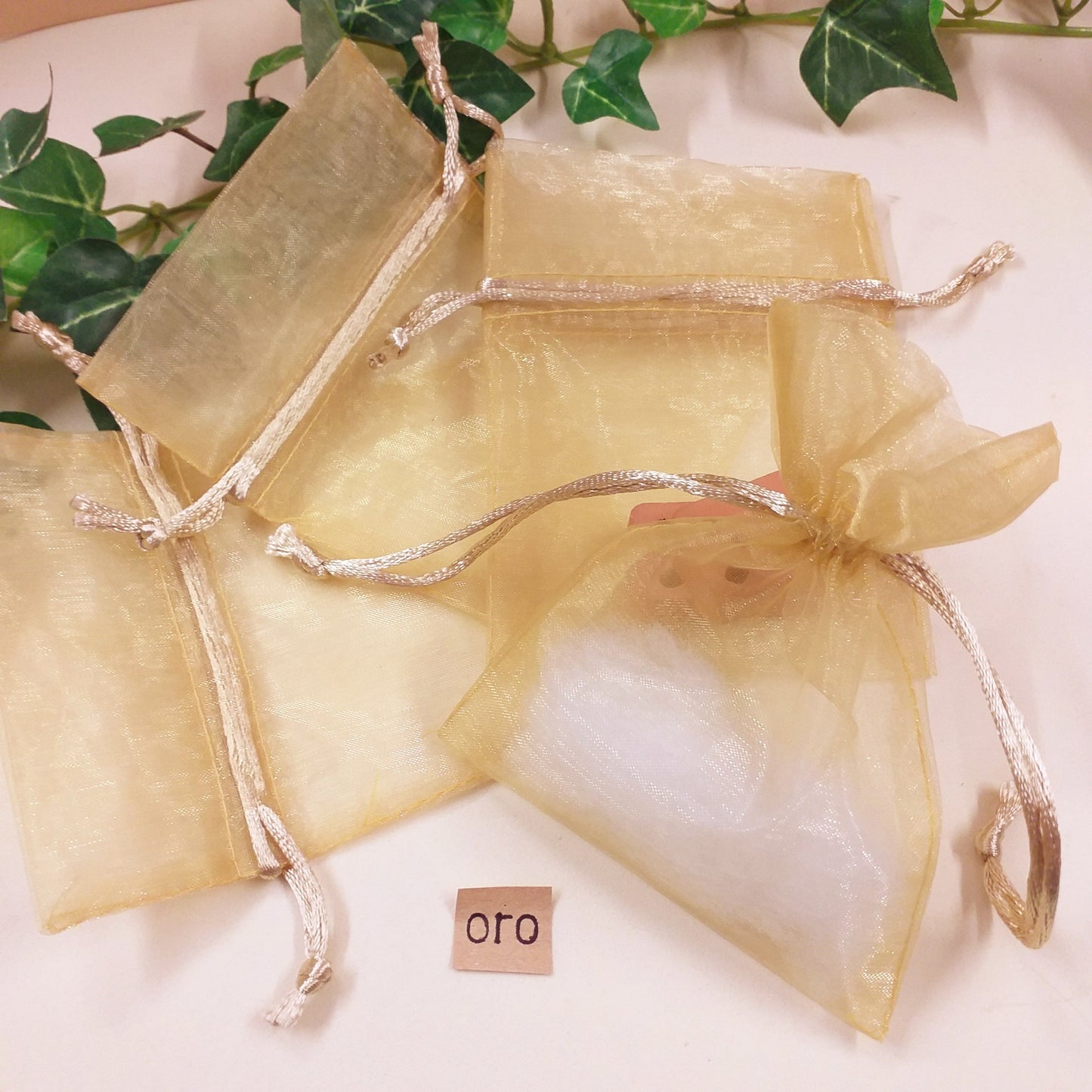 Colore oro bustine organza sacchettini porta confetti porta lavanda porta petali fiori profumati uso confezionamento confetti bomboniere packaging regalini anniversario nozze oro matrimonio cinquantesimo
