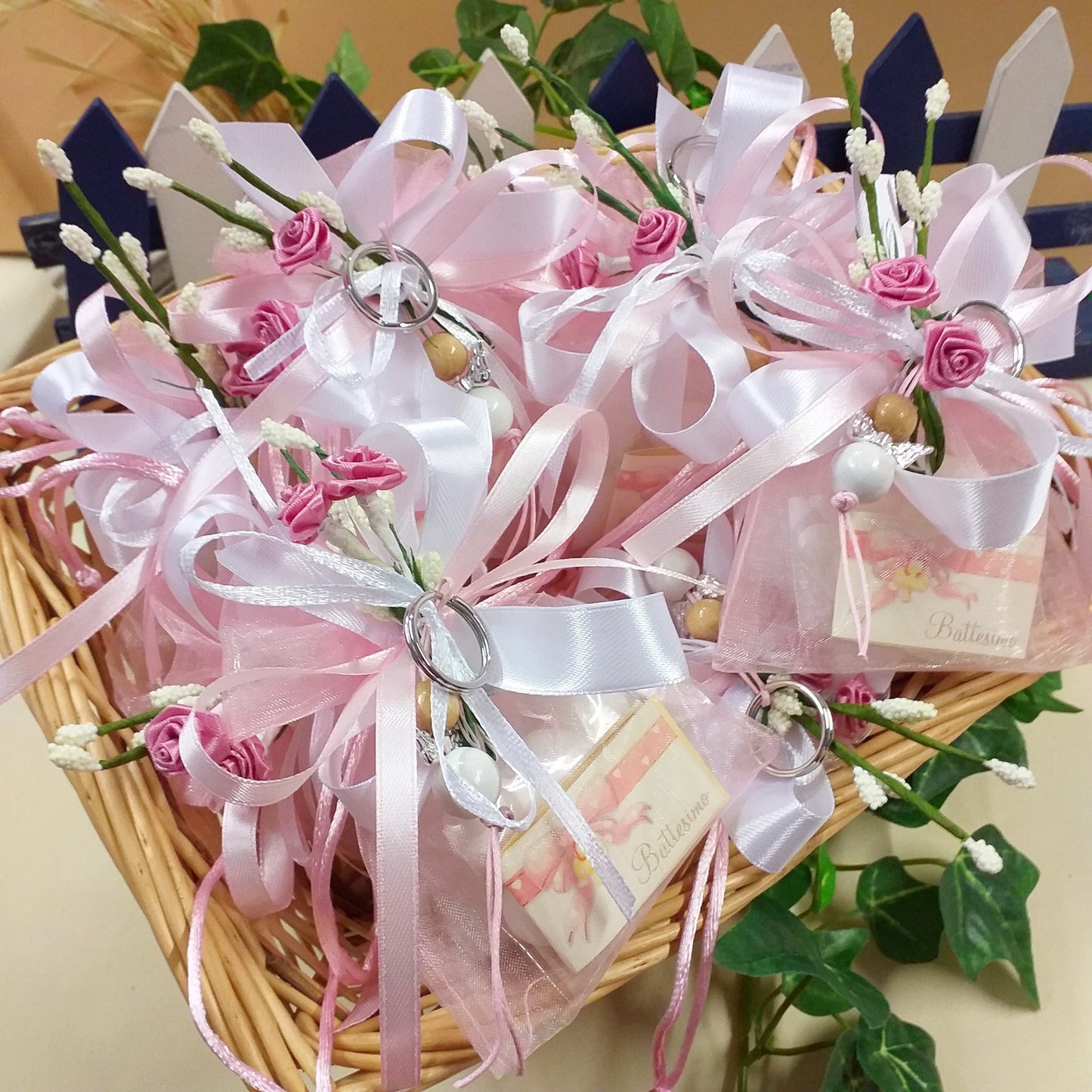 rosa bianco sacchettini battesimo bimba Comunione Cresima bambina bomboniere confezionati portachiavi angioletto shabby chic perline personalizzato fatto a mano angelo perle legno artigianale
