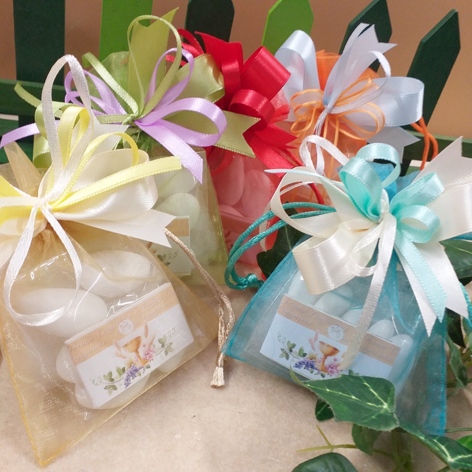 bustine organza sacchetti portaconfetti confezionati 5 confetti bigliettino Comunione colorati assortiti per bambino e bambina